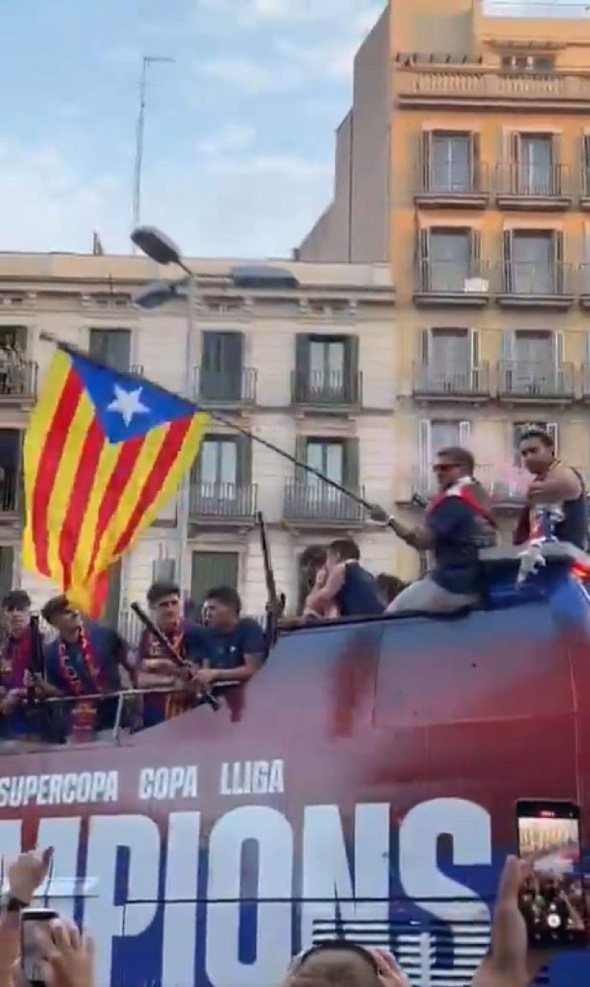 Íñigo Martínez oneja una gran estelada durant la rua del Barça pel campionat de lliga