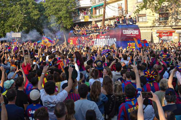 Barça rua celebracio lliga 24 25 pau de la calle
