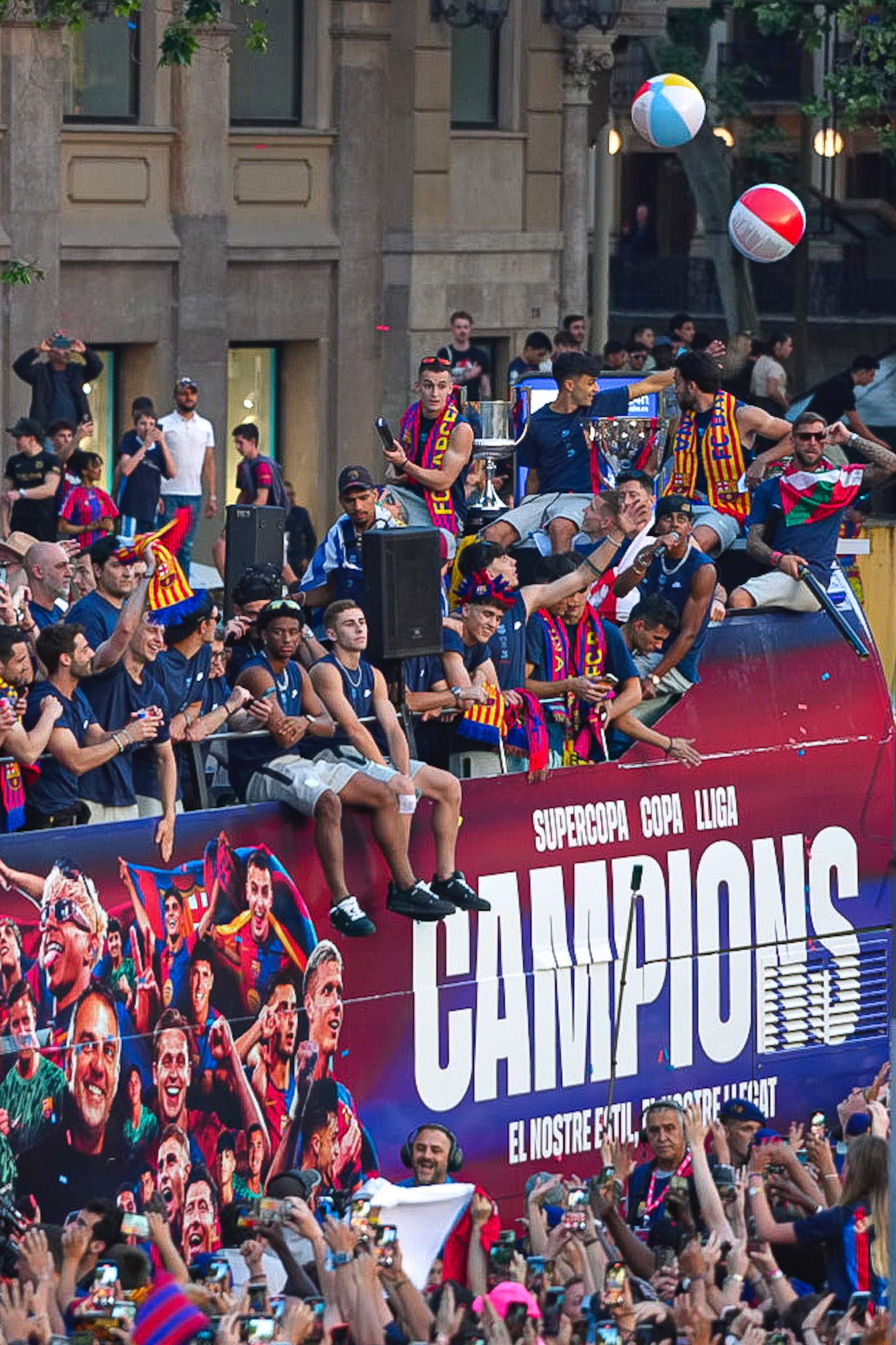 Les millors imatges de la rua del Barça a Barcelona per celebrar el triplet domèstic | GALERIA