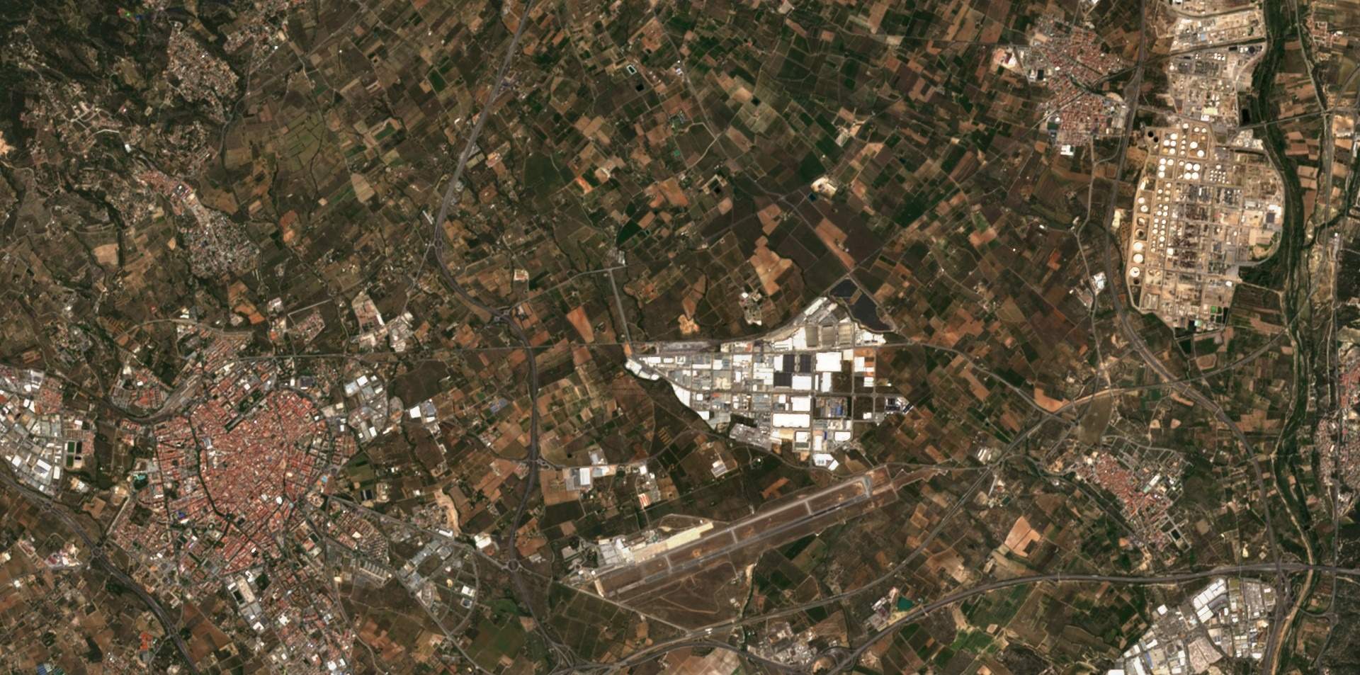 Reus, el aeropuerto y la petroquímica de Tarragona, mayo del 2024 Reus, el aeropuerto y la petroquímica de Tarragona, mayo del 2024