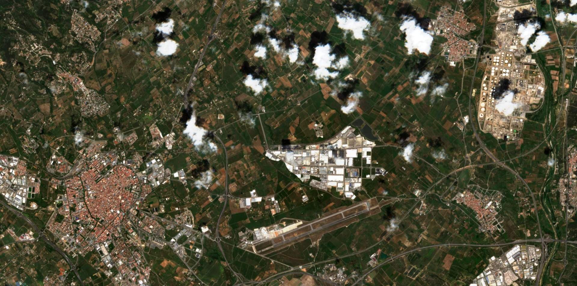 Reus, el aeropuerto y la petroquímica de Tarragona, mayo del 2025 Reus, el aeropuerto y la petroquímica de Tarragona, mayo del 2025