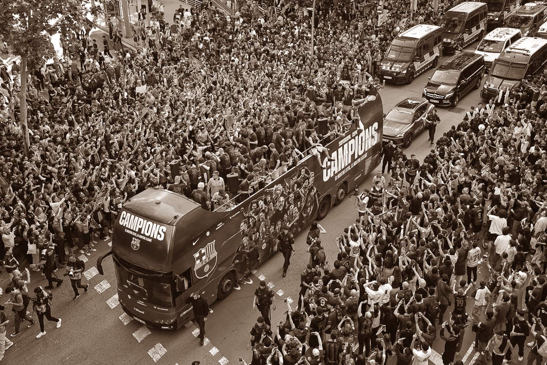 Les portades | Una marea de passió blaugrana envaeix els carrers de ‘Barçalona’