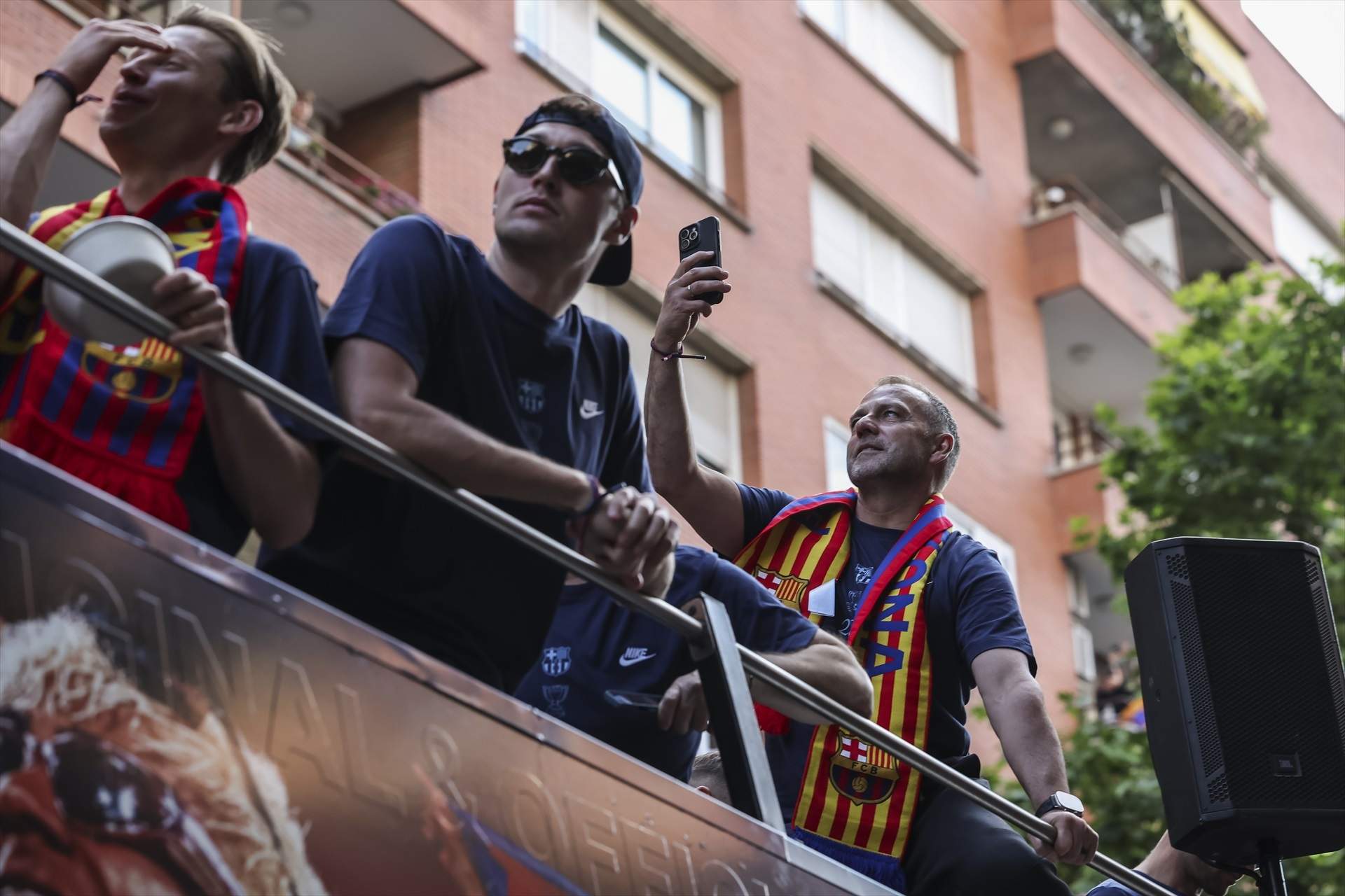 Así vivió Hansi Flick su primera rúa con el Barça: discreto, orgulloso y salvador