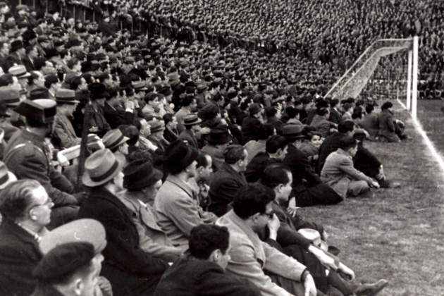 Estadio de las Corts, con la afición blaugrana. Década de 1920 / Fuente: F.C. Barcelona (1) Estadio de las Corts, con la afición blaugrana. Década de 1920 / Fuente: F.C. Barcelona (1)