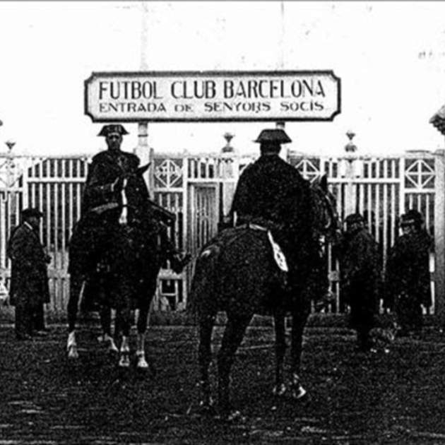 La Guardia Civil impide el accès en el estadio clausurado por la dictadura (1925) / Fuente: Enciclopedia Catalana La Guardia Civil impide el accès en el estadio clausurado por la dictadura (1925) / Fuente: Enciclopedia Catalana
