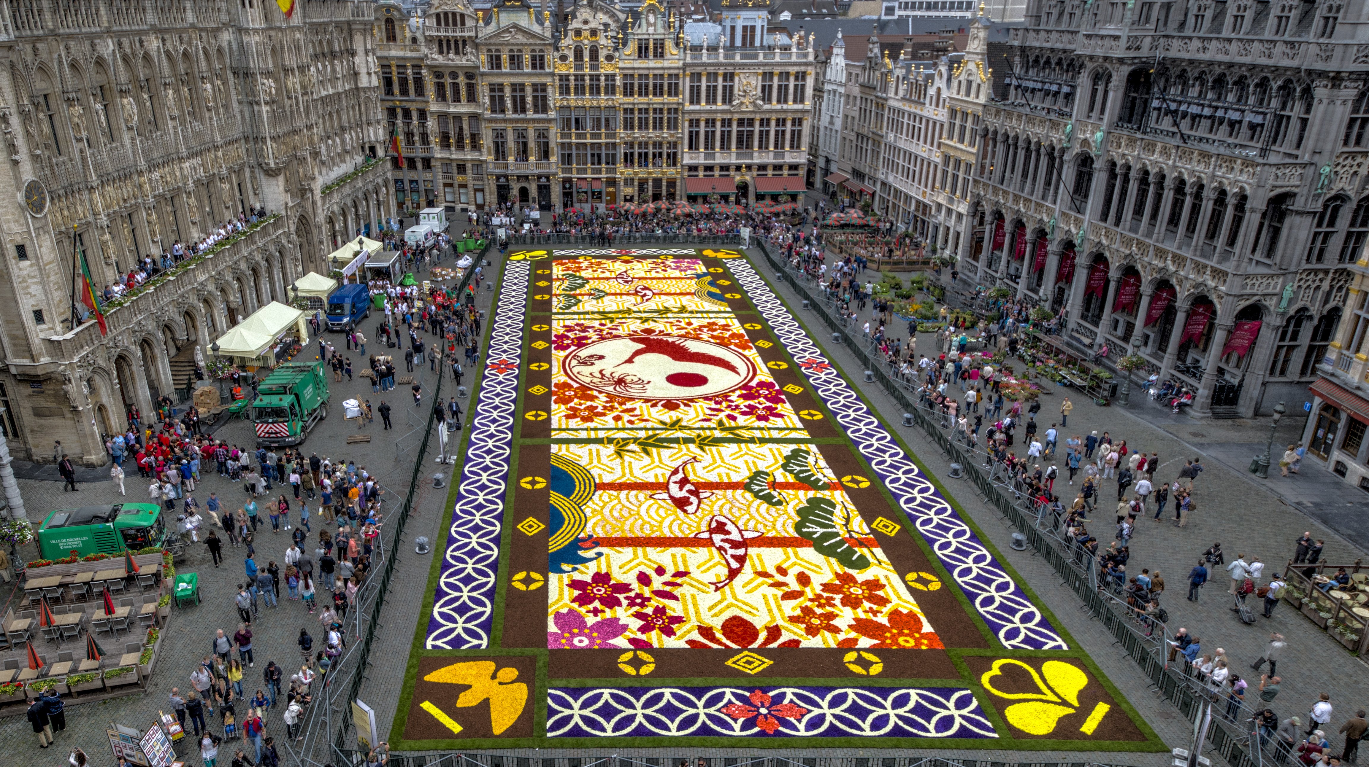 Catalunya, tractada d'Estat en un festival de catifes florals a Brussel·les