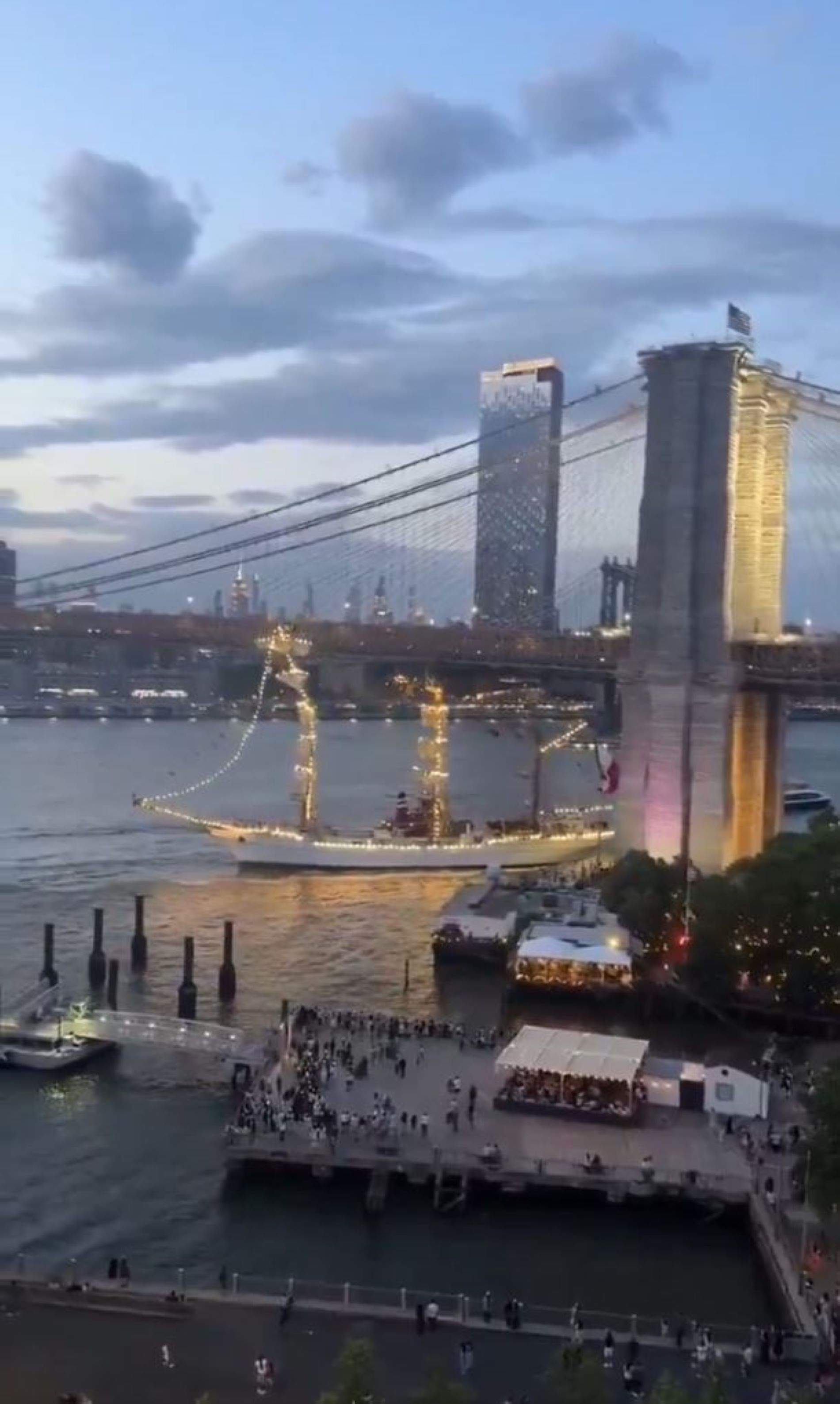 Un vaixell escola de l'armada de Mèxic xoca contra el Pont de Brooklyn i deixa dos morts | VÍDEO