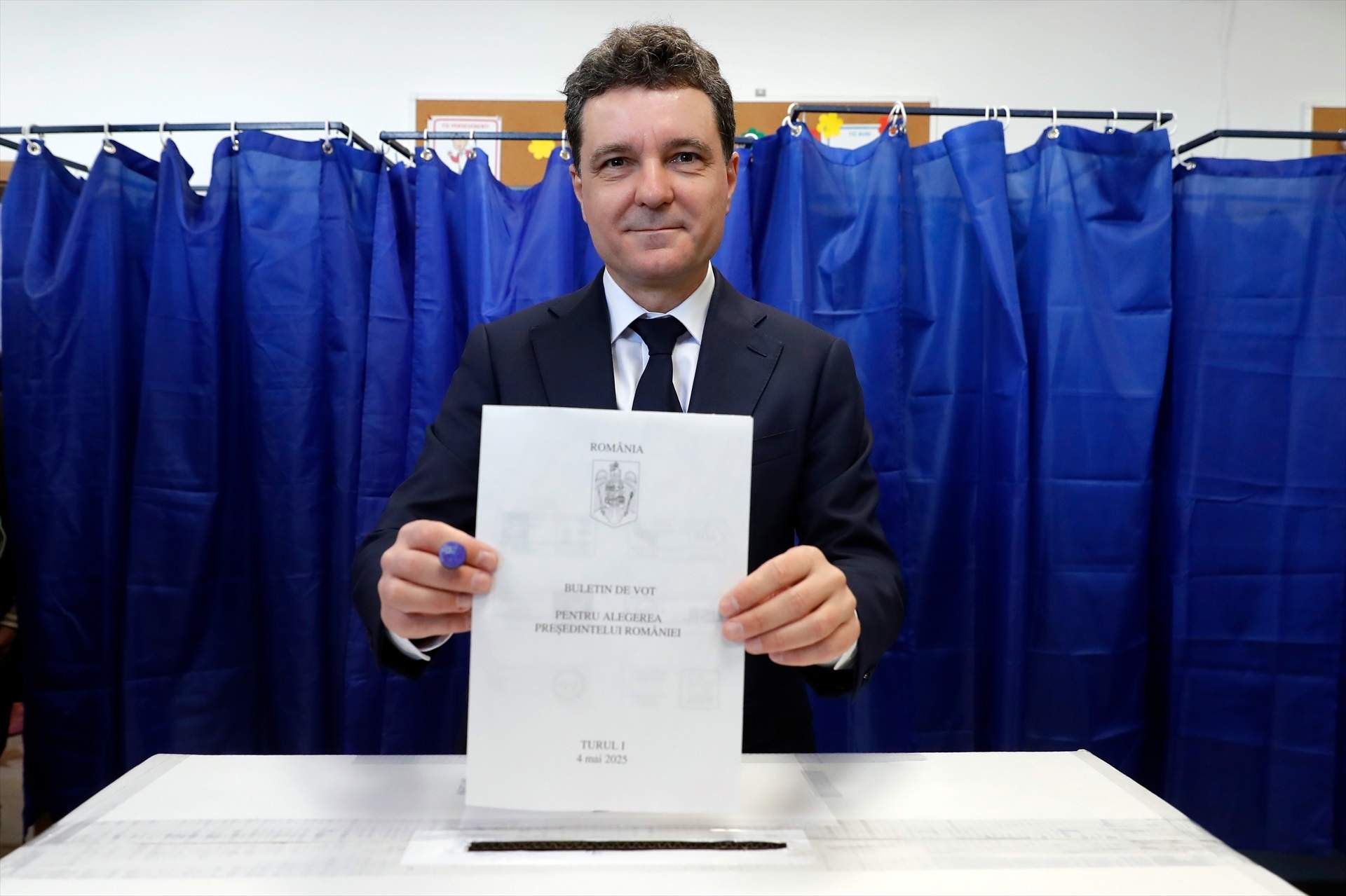 El europeísta Nicusor Dan se impone a las elecciones de Rumanía con el 54% de los votos
