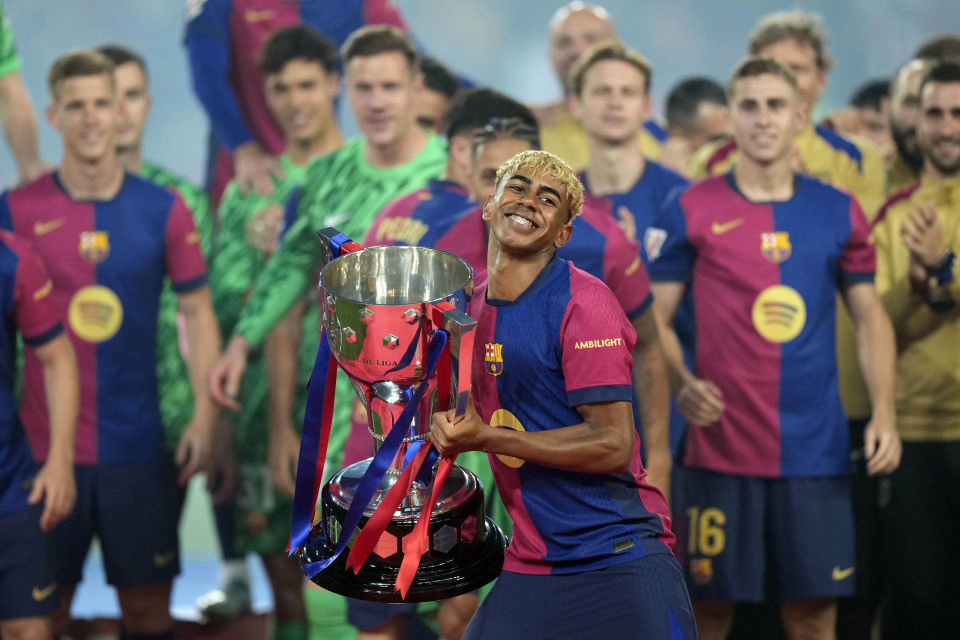 El Barça celebra los 3 títulos de la temporada con una gran fiesta en Montjuïc