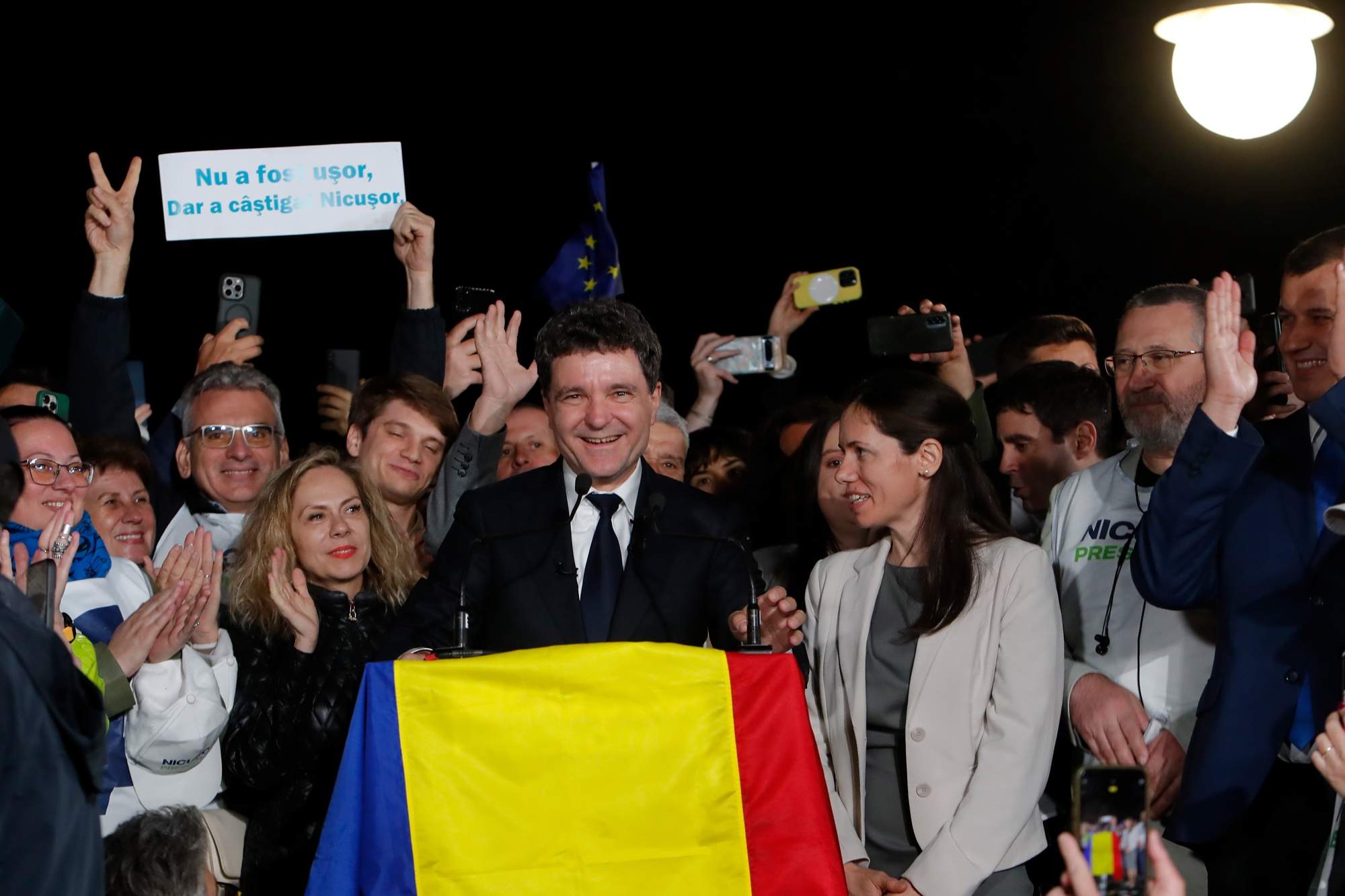 L'europeista Nicusor Dan guanya a Romania entre acusacions de frau per part de l'ultra Simion
