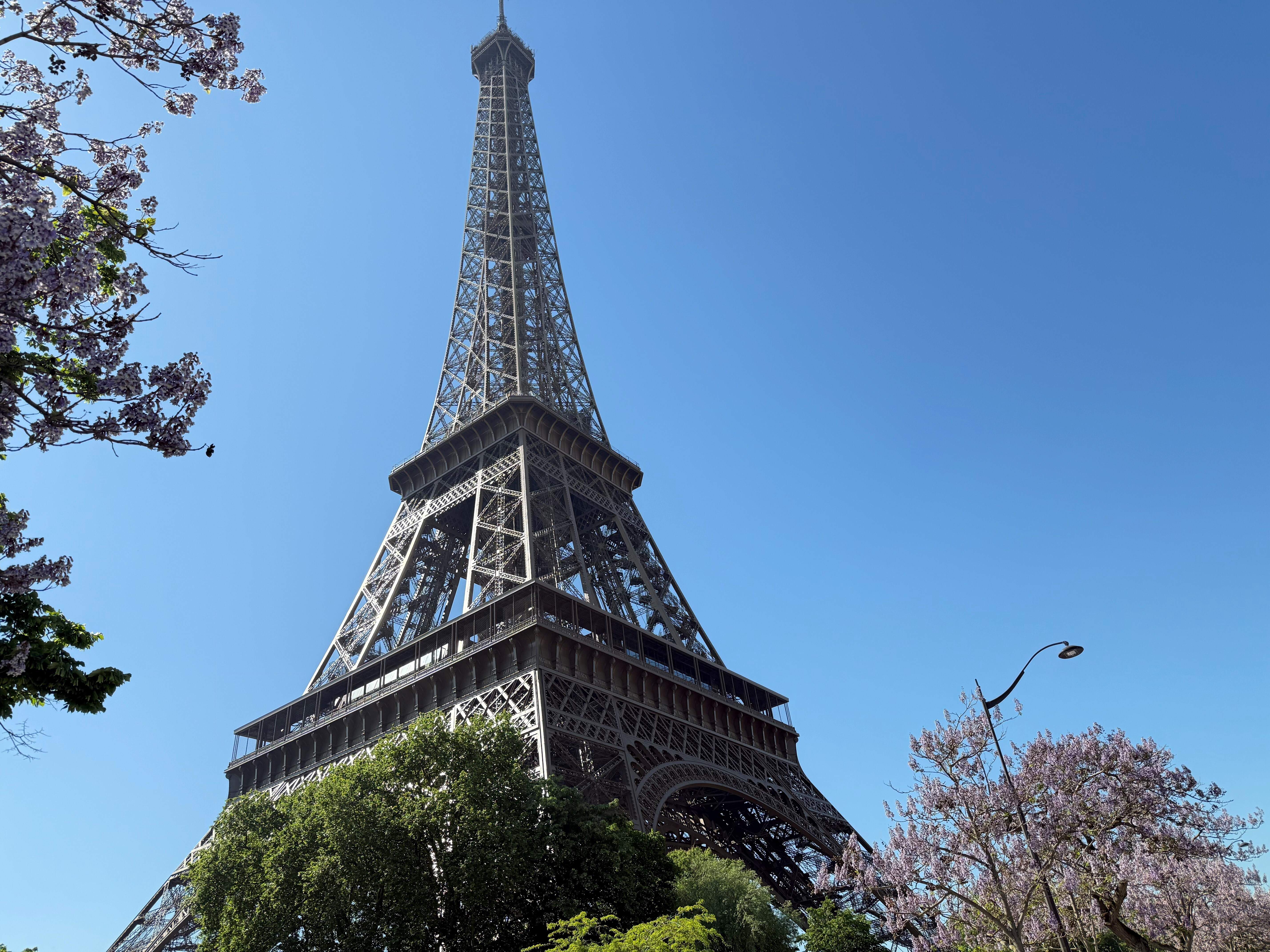 Swaminarayan, la secta hindú ultraconservadora que ha sacsejat França i ha obligat a tancar la Torre Eiffel