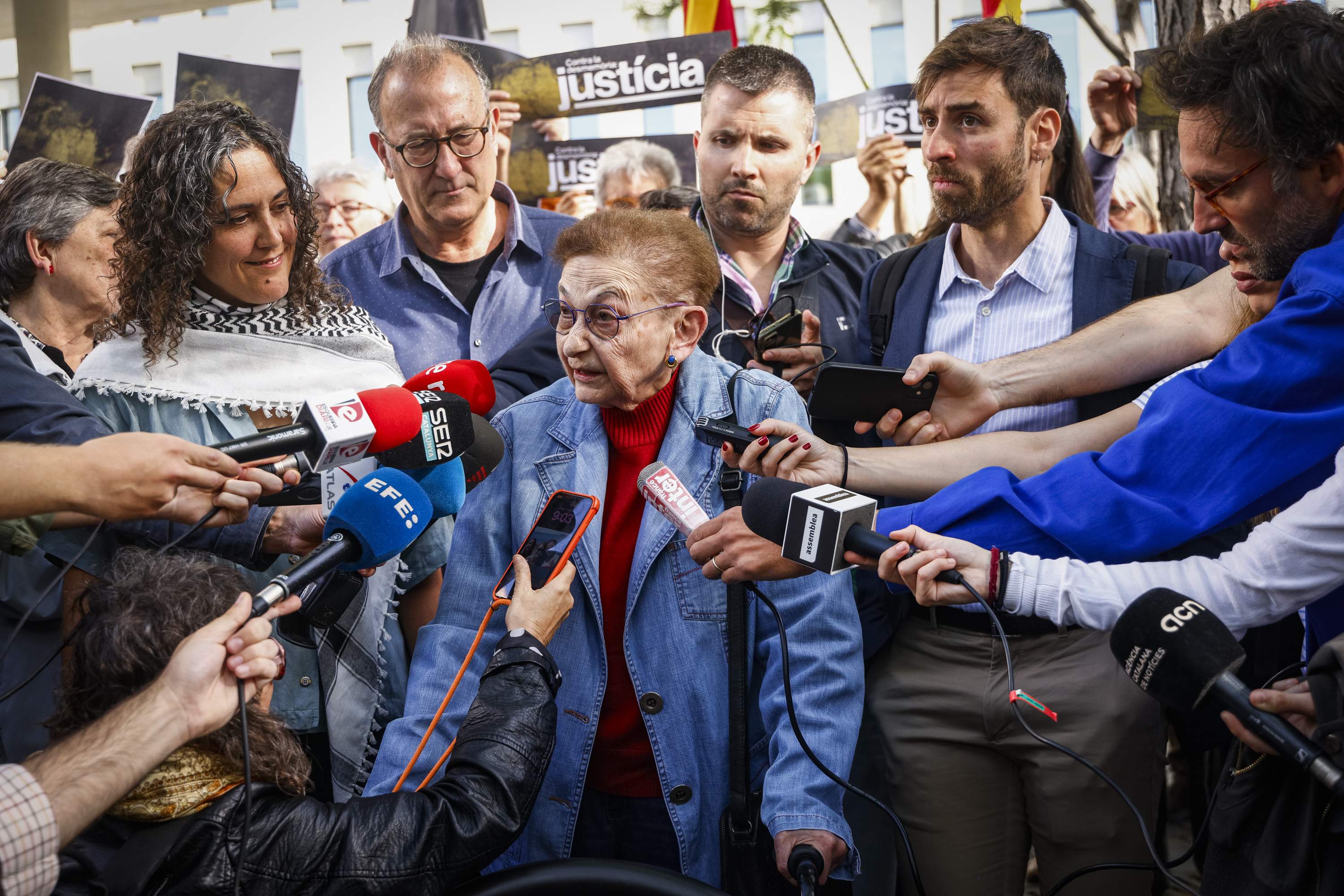 Blanca Serra, en sortir de declarar les tortures a Via Laietana: "S'han d'obrir els arxius policials"