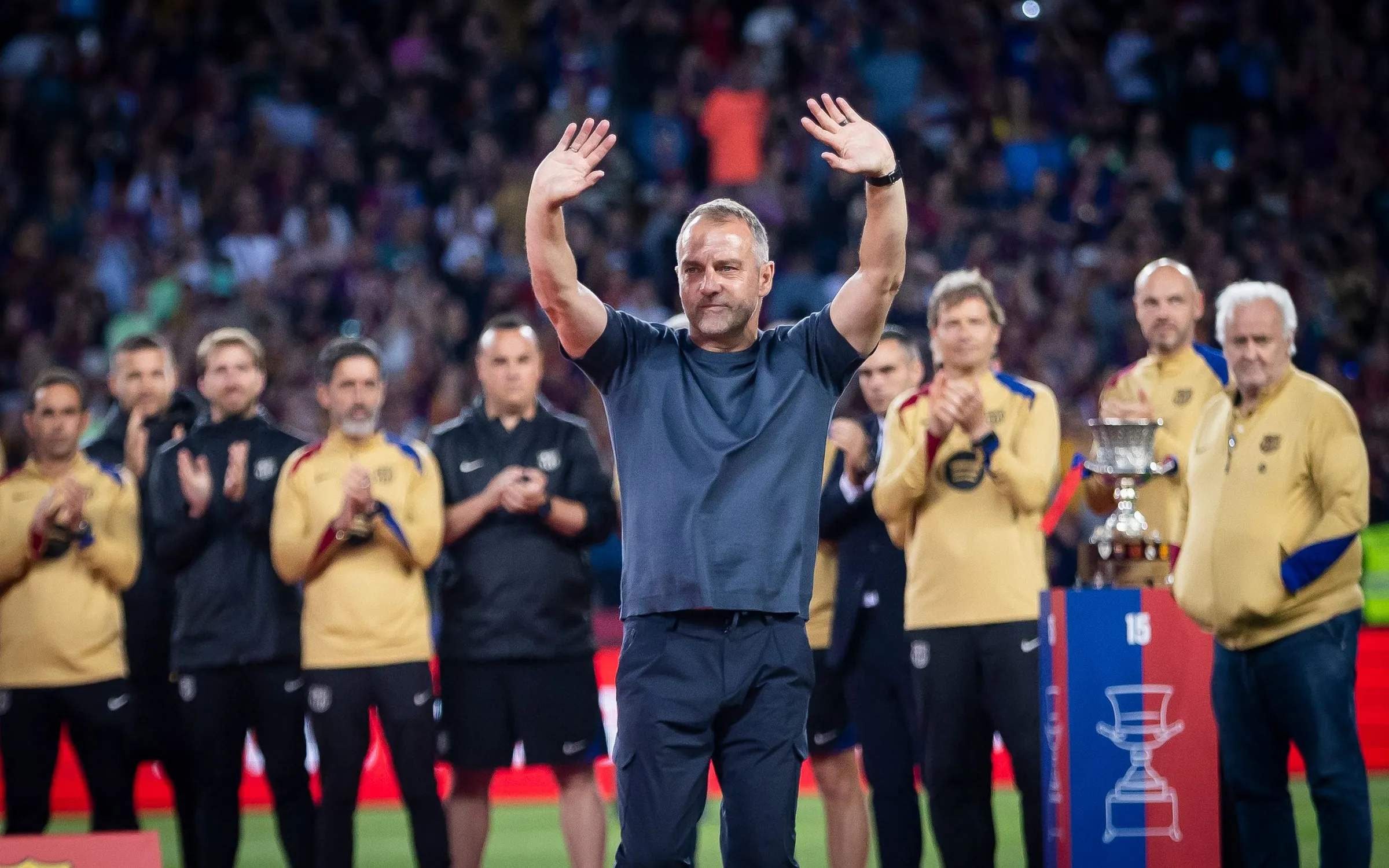 Flick estrena su catalán con el lema más querido por los culés: "Visca el Barça y visca Catalunya"
