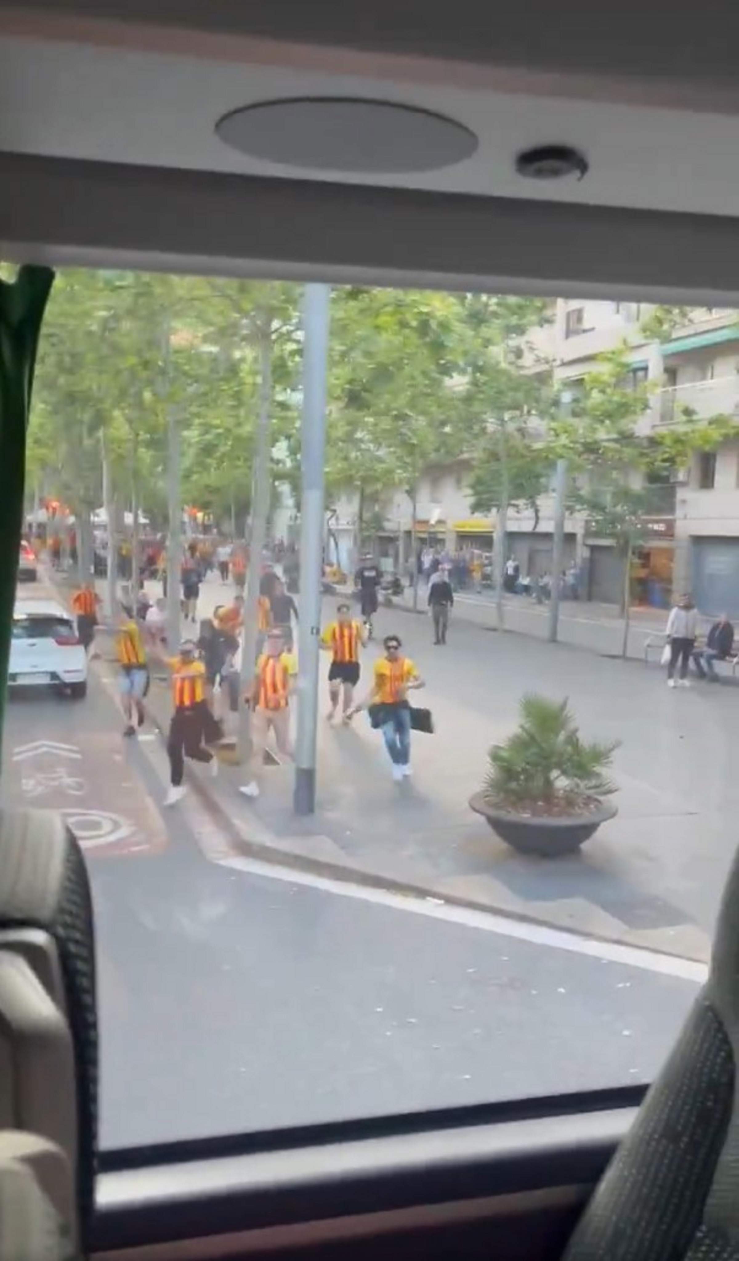 Radicales del Sant Andreu apedrean el autobús del Rayo Majadahonda: momentos de terror desde dentro