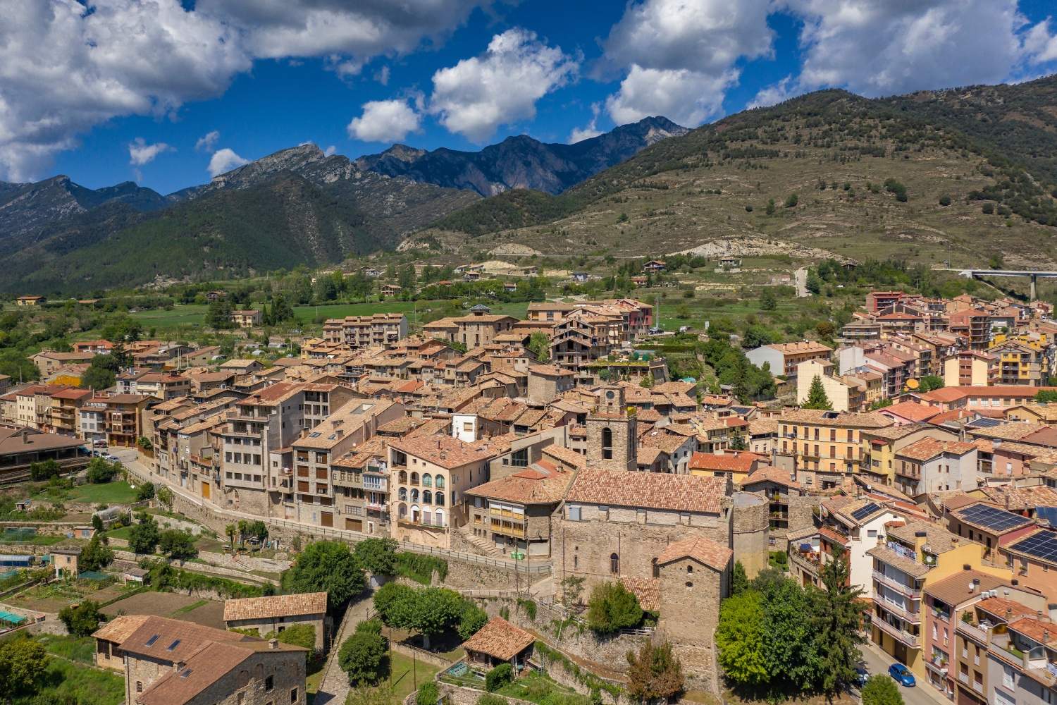 El poble medieval a Catalunya que és un tresor amagat entre muntanyes: carrers plens d'encant