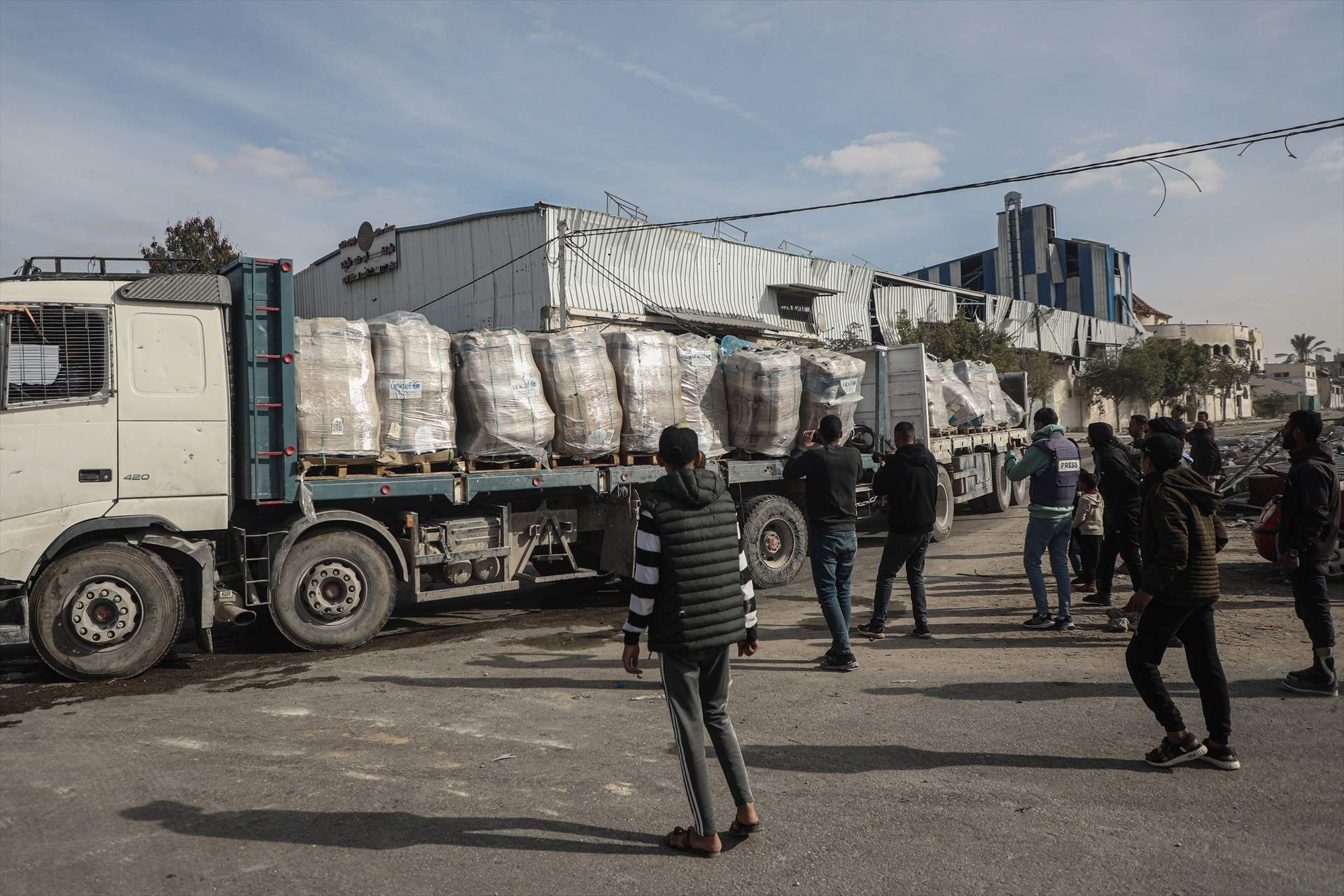 Israel permite la entrada de cinco camiones con ayuda humanitaria en Gaza