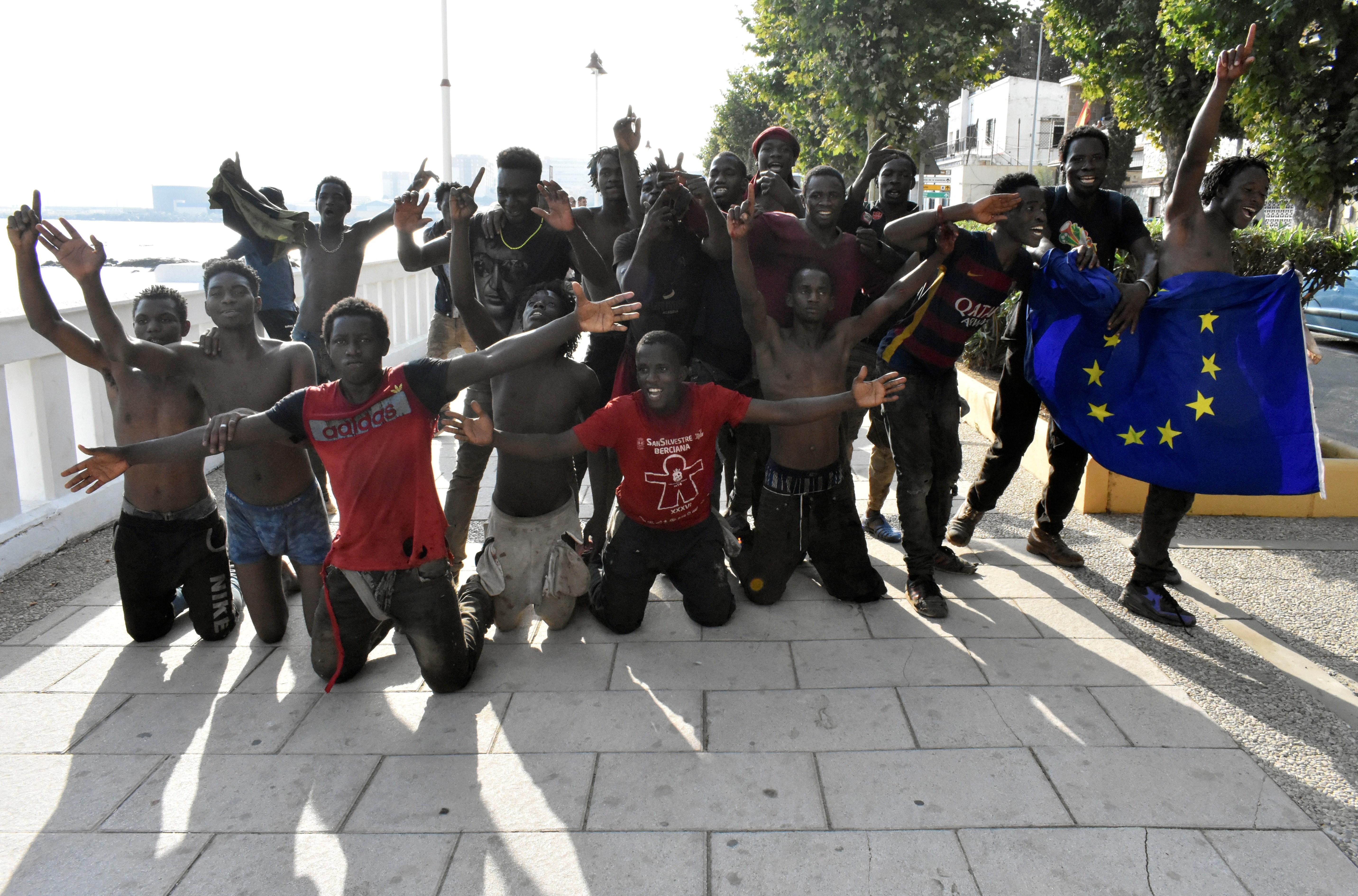 Spain expels to Morocco 116 immigrants who crossed Ceuta border fence