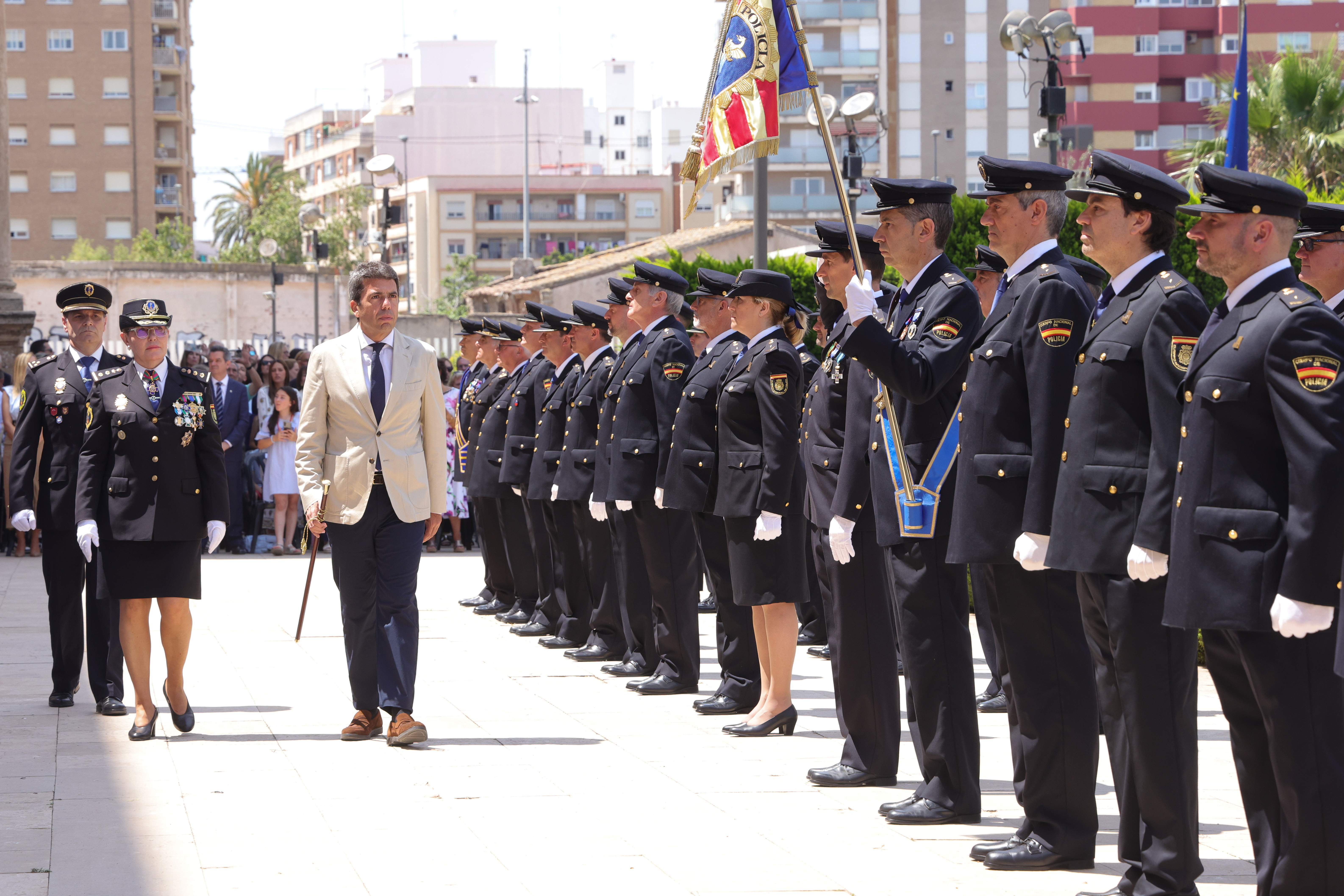 El govern valencià atorga medalles al mèrit policial als escortes que acompanyaven Mazón el dia de la DANA