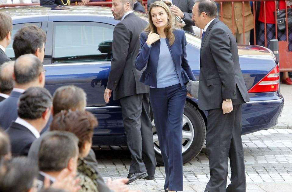 Letícia amb escortes Letícia amb escortes