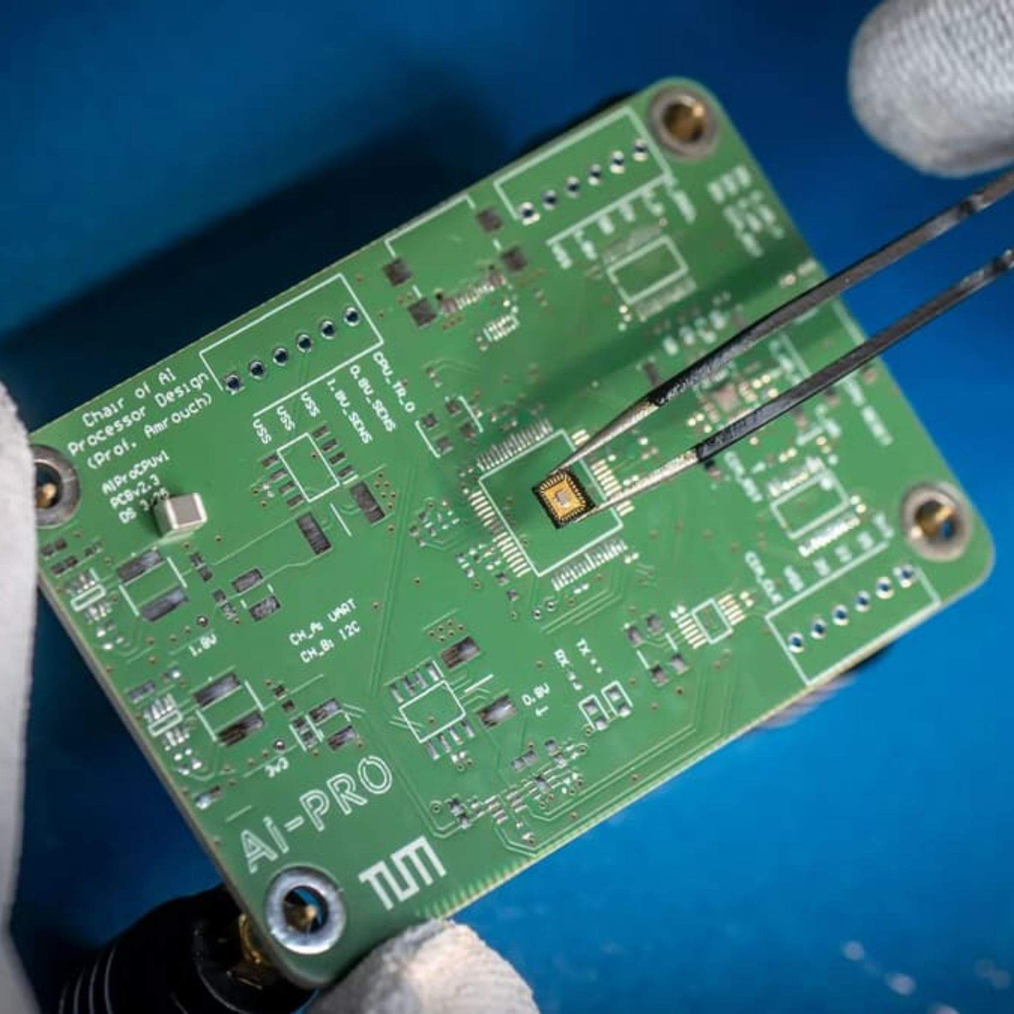 Consume 100 veces menos y funciona sin conexión, así es el nuevo chip de IA inspirado en el cerebro humano