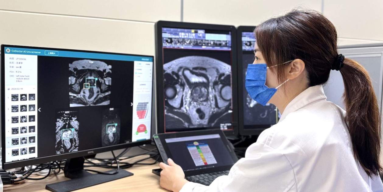 Una doctora utilizando la plataforma CoDoctor AI Una doctora utilizando la plataforma CoDoctor AI