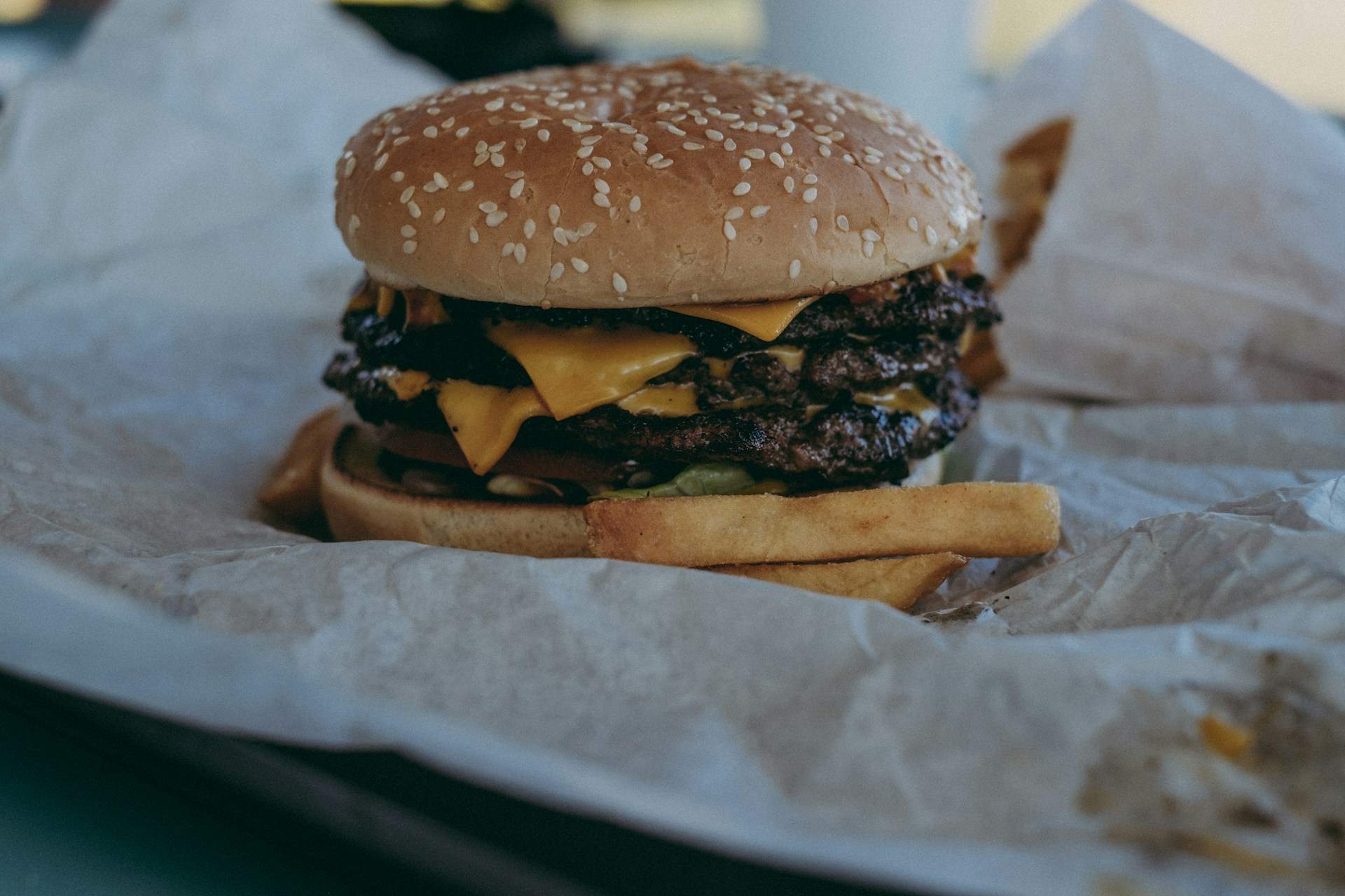 Què passa si esclafes una hamburguesa de McDonald's amb una premsa hidràulica?