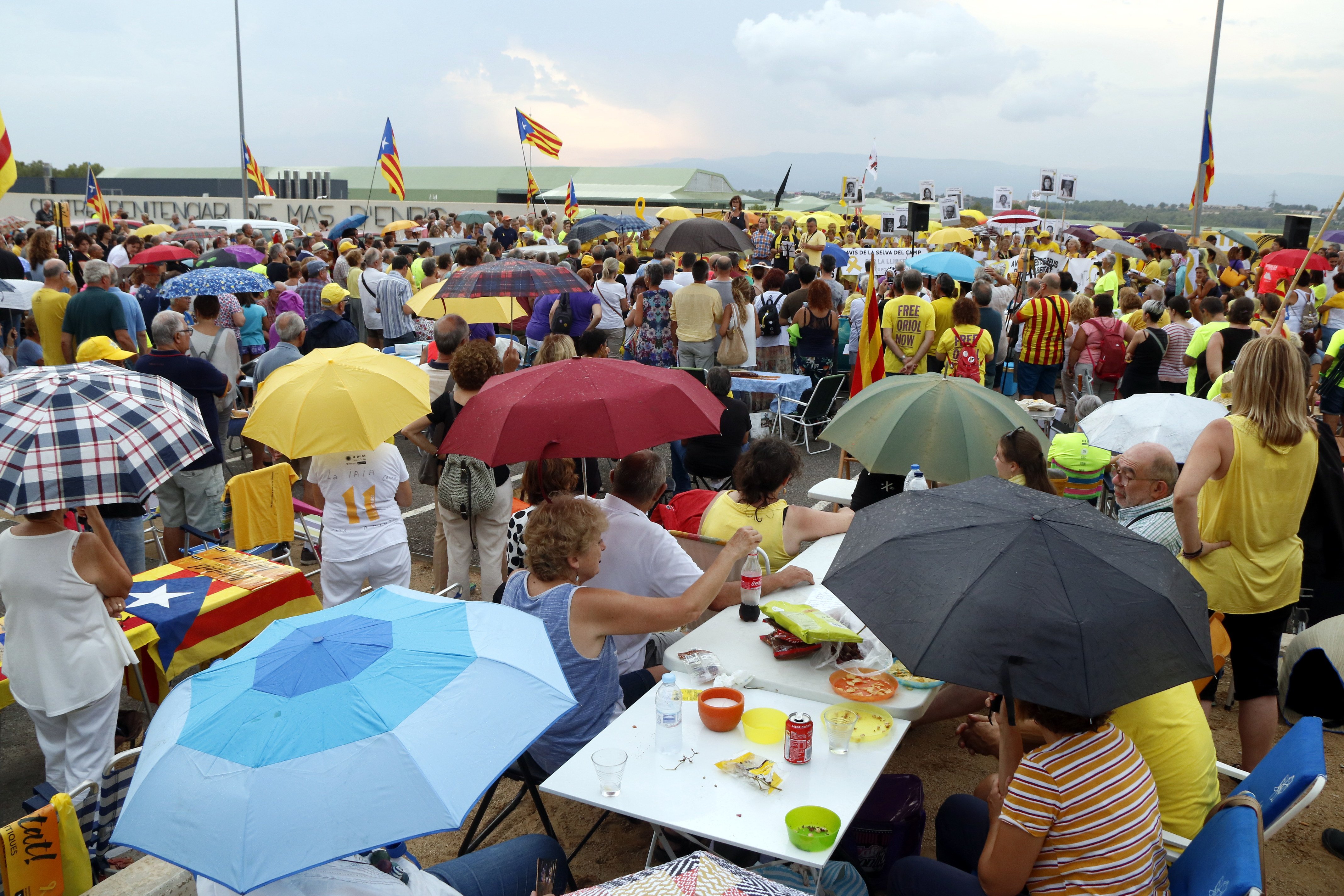 Centenares de personas se concentran en Mas d'Enric en apoyo a Forcadell