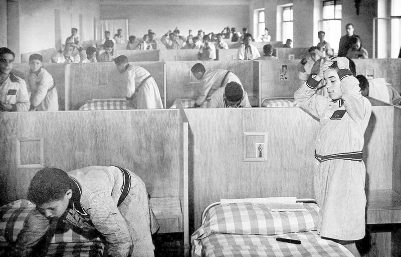 El régimen franquista entrega huérfanos de guerra a la Iglesia