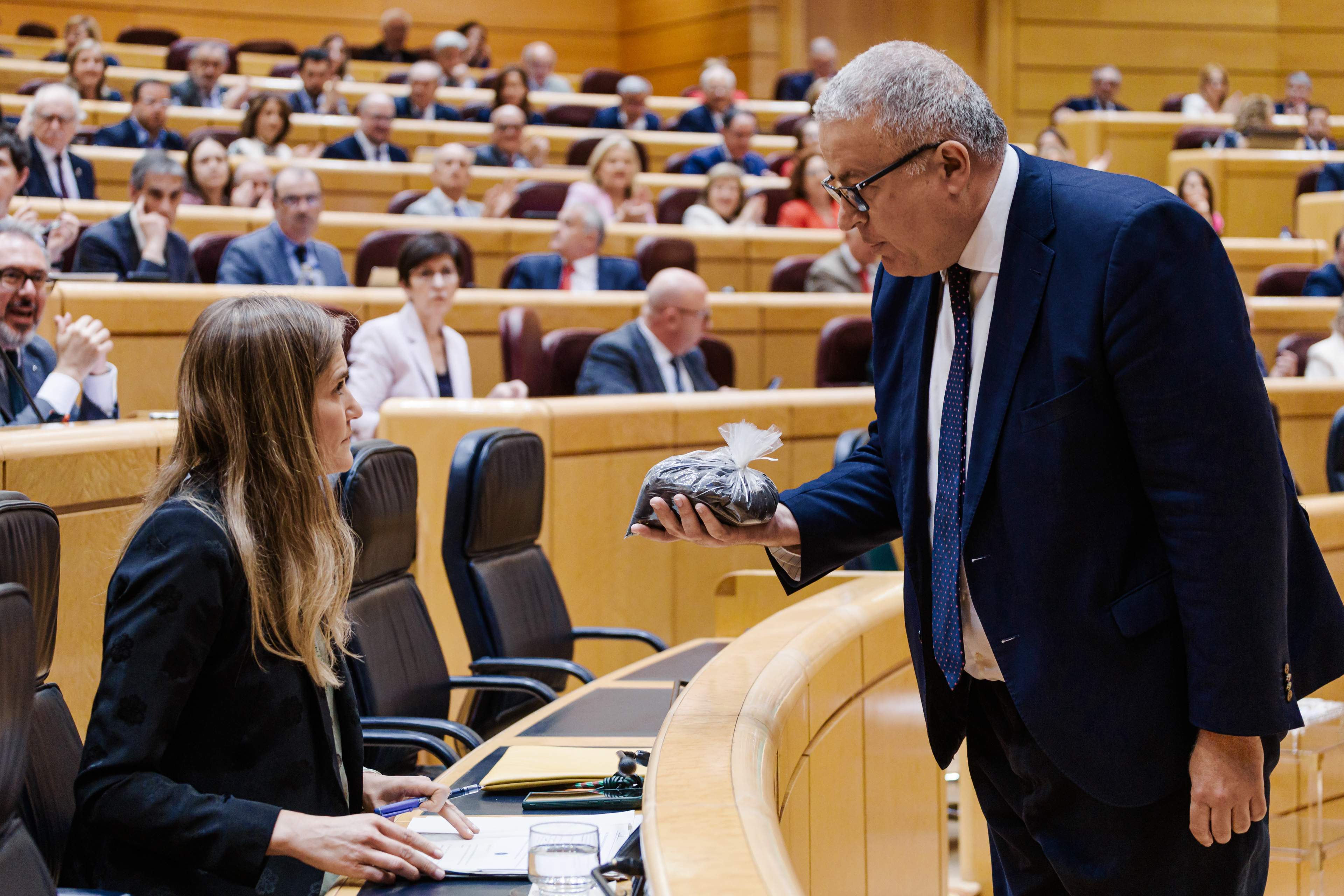 Denunciado en comisaría un senador del PP por entregar un saco de arena tóxica a la ministra Aagesen