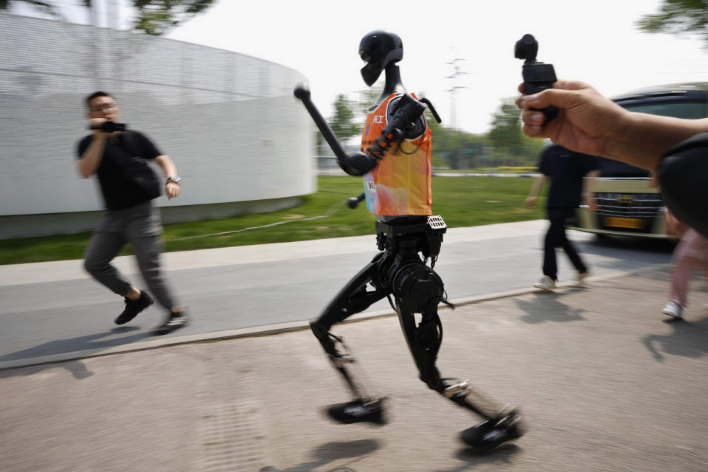 Un robot humanoide xinès guanya la seva primera marató, però la seva feina no és córrer