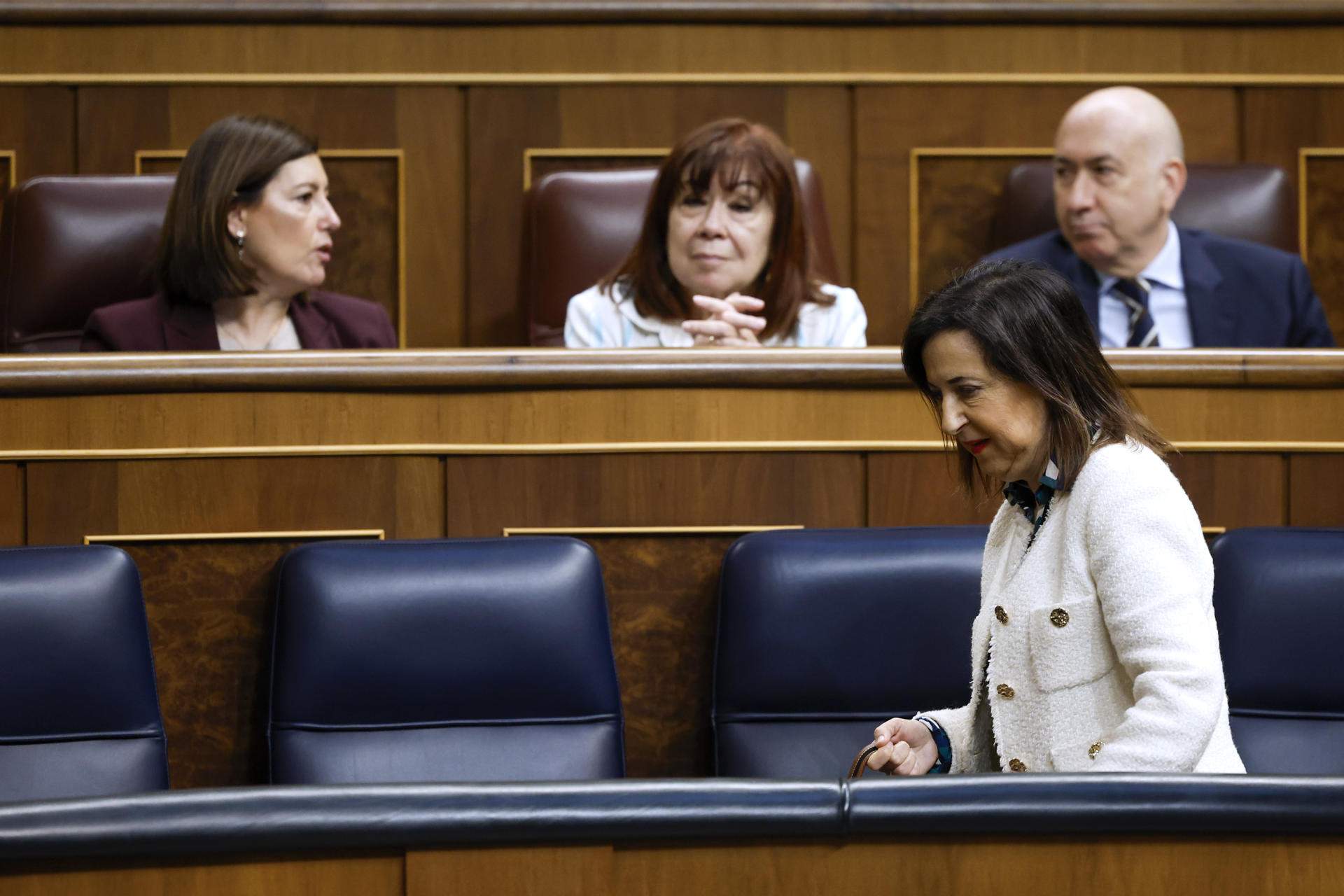 Defensa ve inviable el embargo total de armas a Israel y rebaja la posición del PSOE a un mero gesto