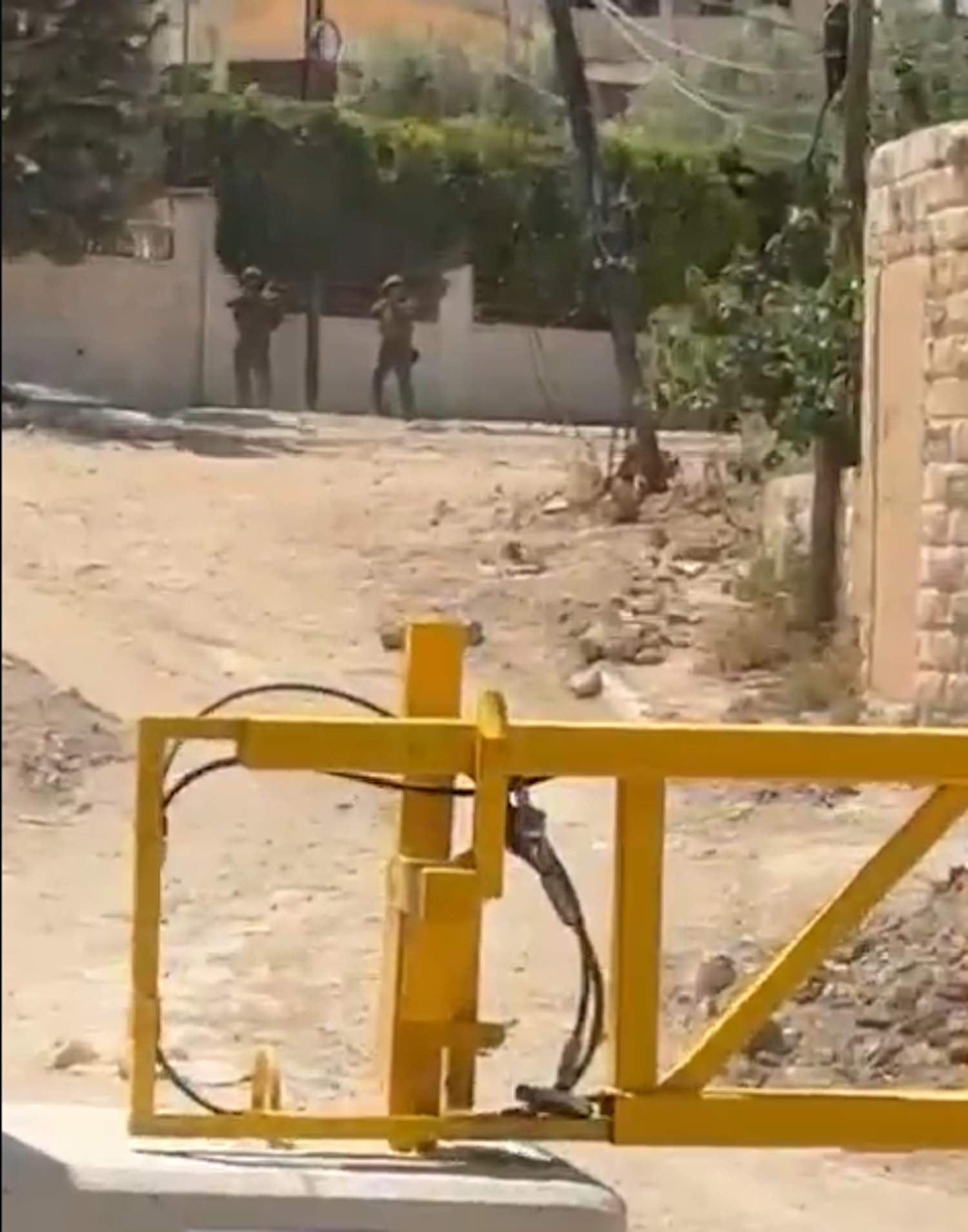 Dos soldats israelians disparant per intimidar la delegació de diplomàtics que visitaven el camp de refugiats de Jenin Dos soldats israelians disparant per intimidar la delegació de diplomàtics que visitaven el camp de refugiats de Jenin