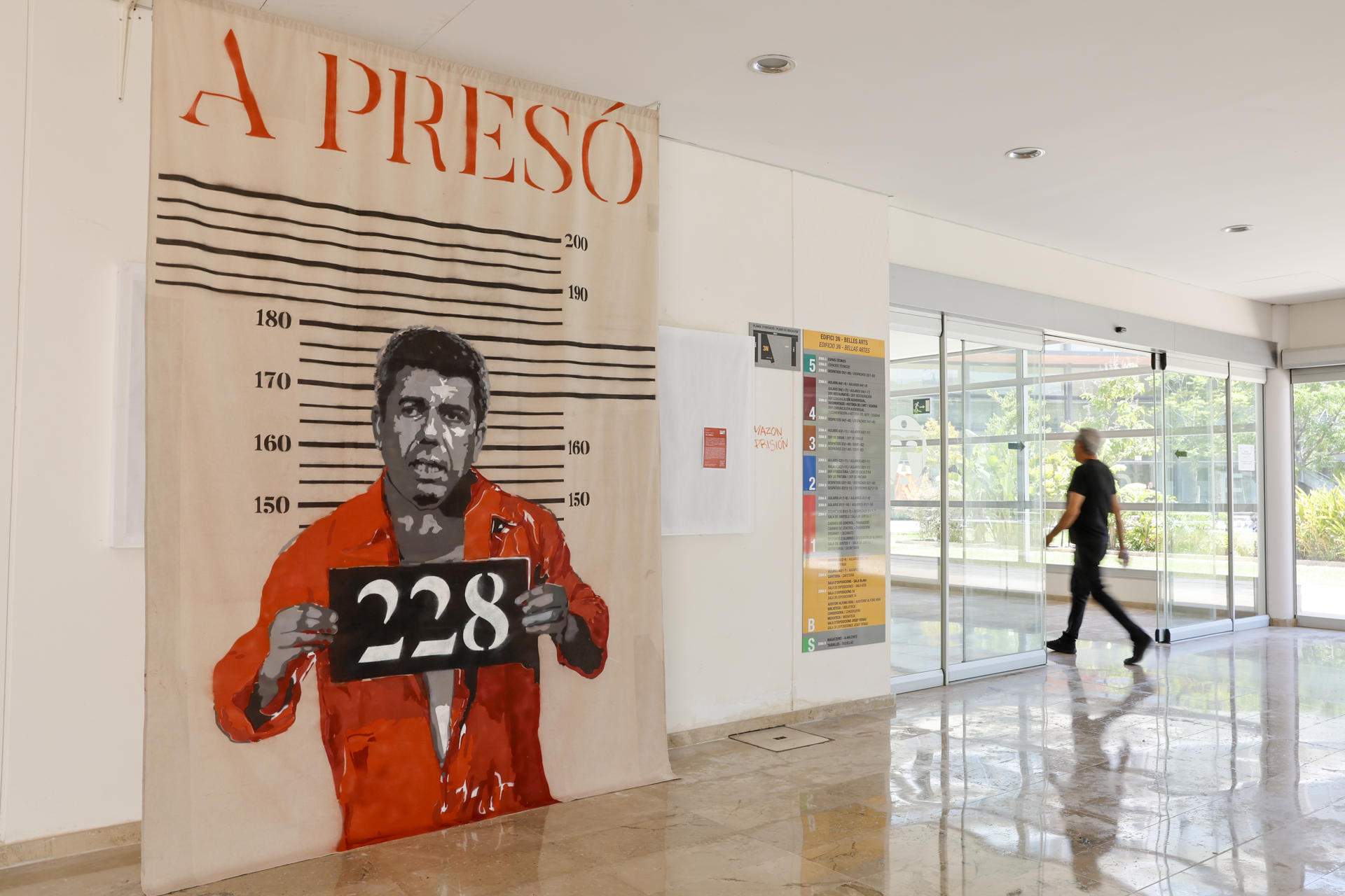 Grafiti Mazón pres universitat / EFE Grafiti Mazón pres universitat / EFE