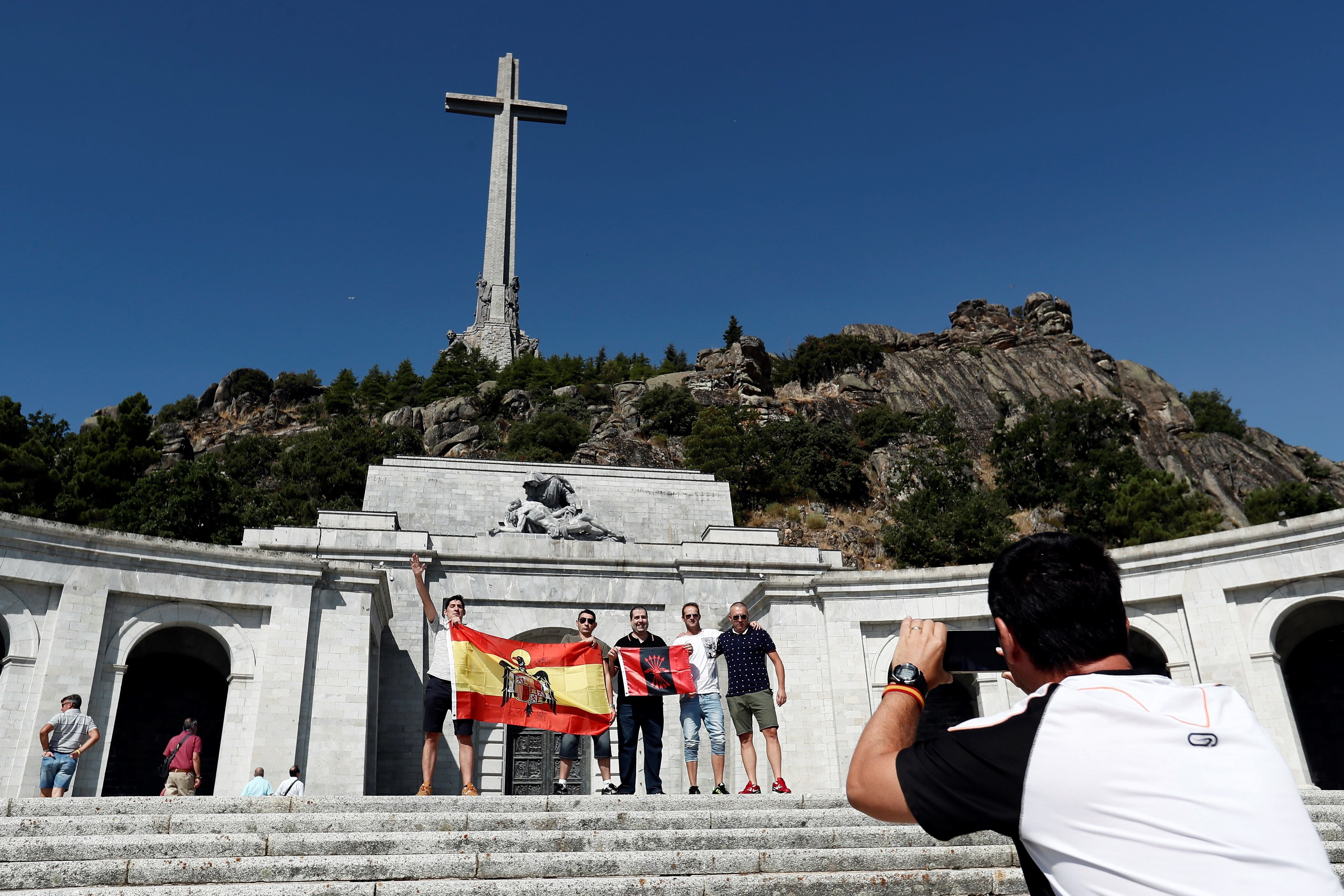 Sánchez dona via lliure per decret a l’exhumació de Franco