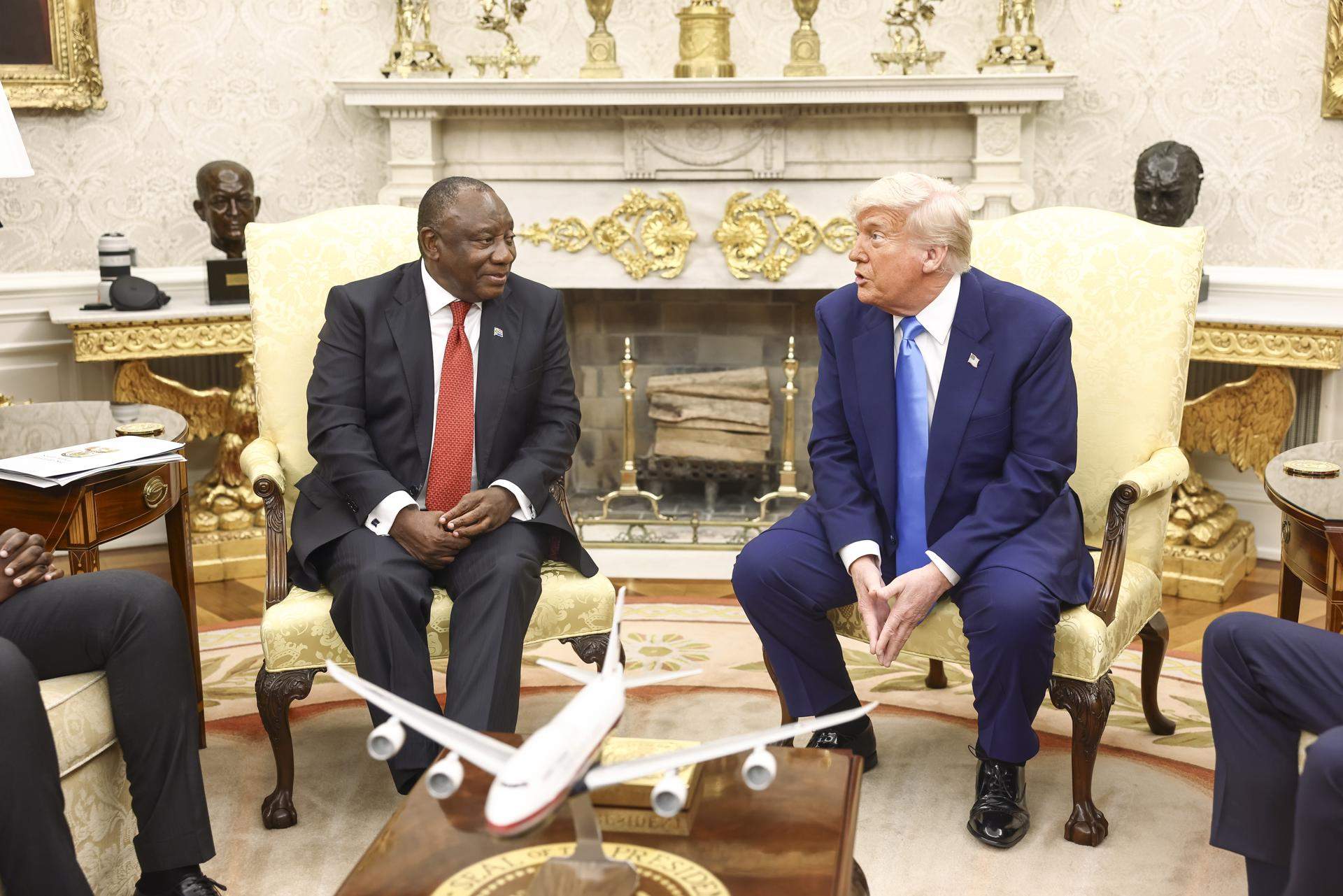 Trump le hace una encerrona al presidente sudafricano para acusarlo de "genocidio contra los blancos"