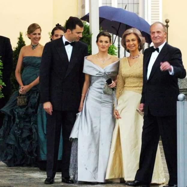 Letícia i el vestit platejat del 2004, amb Sofia i un vestit daurat Letícia i el vestit platejat del 2004, amb Sofia i un vestit daurat