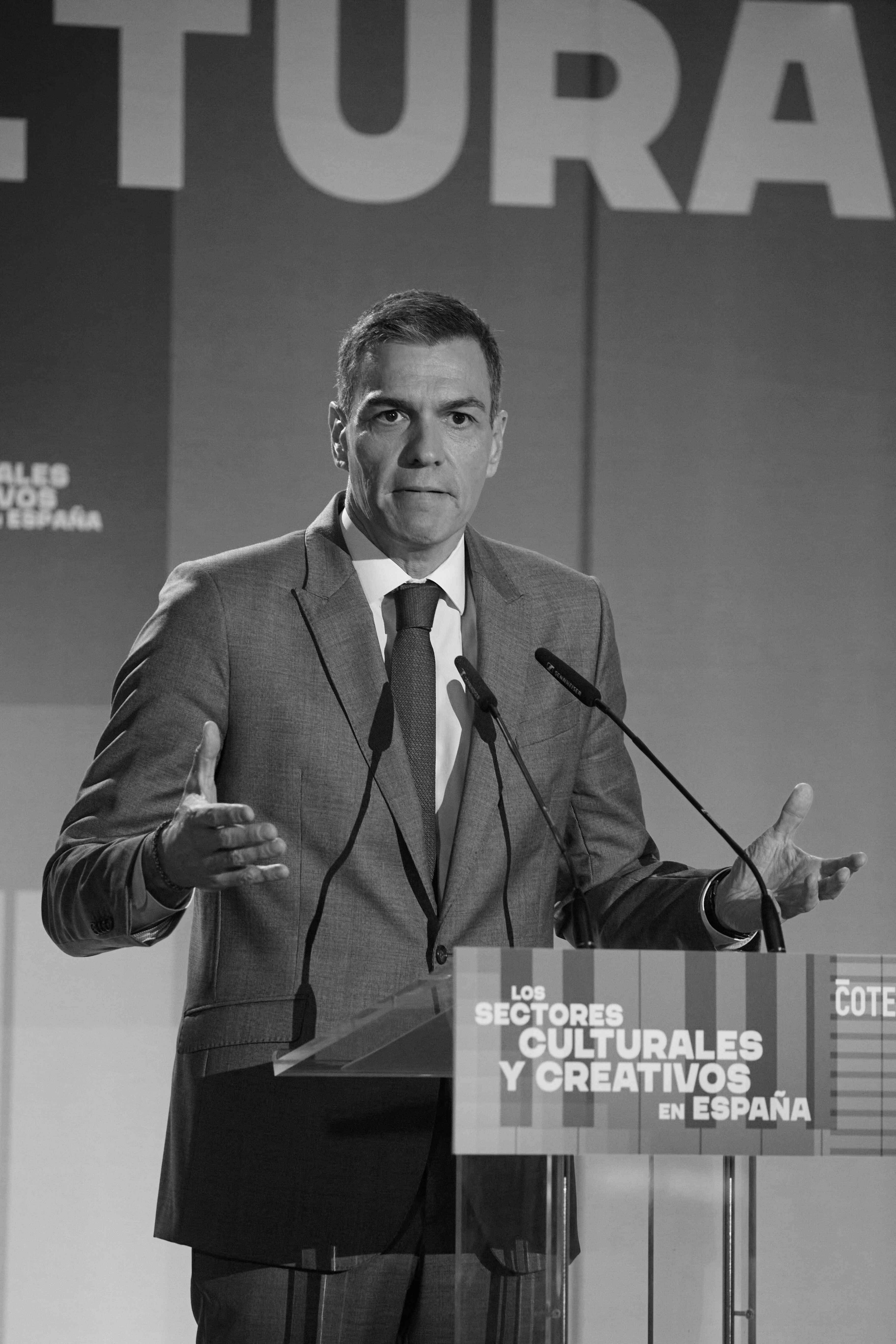 “Escándalo” y “combustión”: el mal trago del PSOE en las portadas de la prensa conservadora