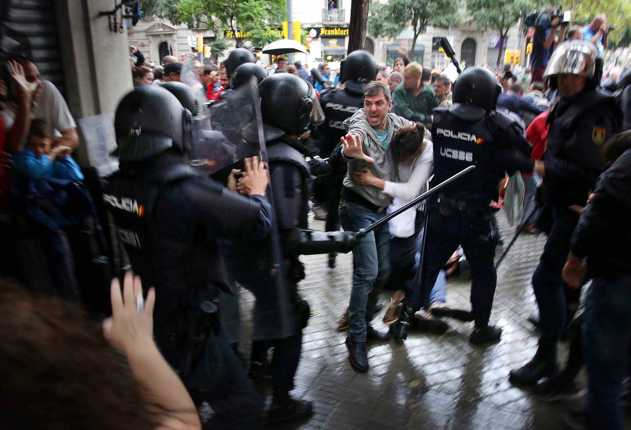 Òmnium, ANC e Irídia recurren la amnistía a 46 policías y los acusan de “torturas” y “tratos inhumanos”