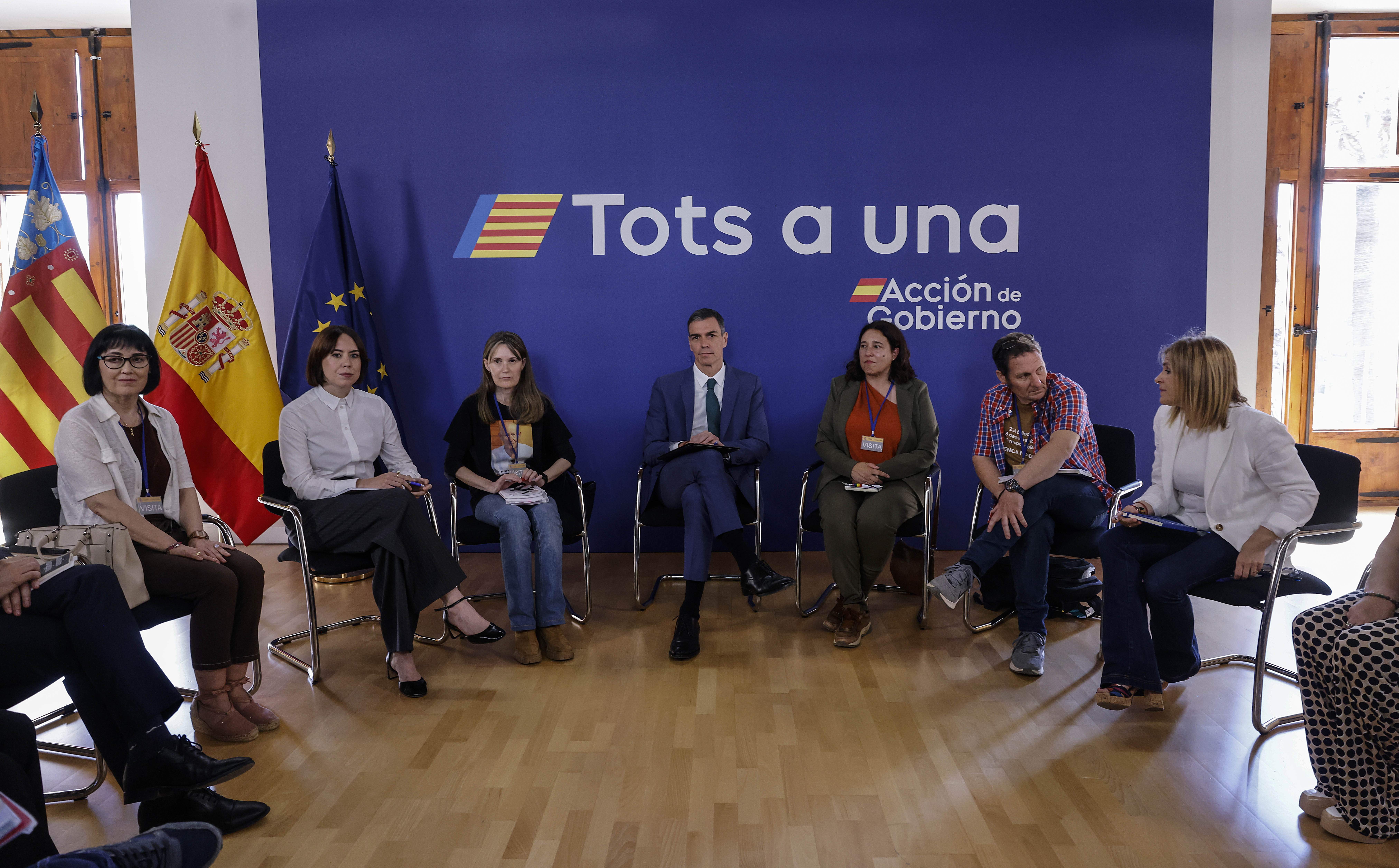 Sánchez se reúne con víctimas de la DANA y Mazón defiende que él también lo hace con "discreción"