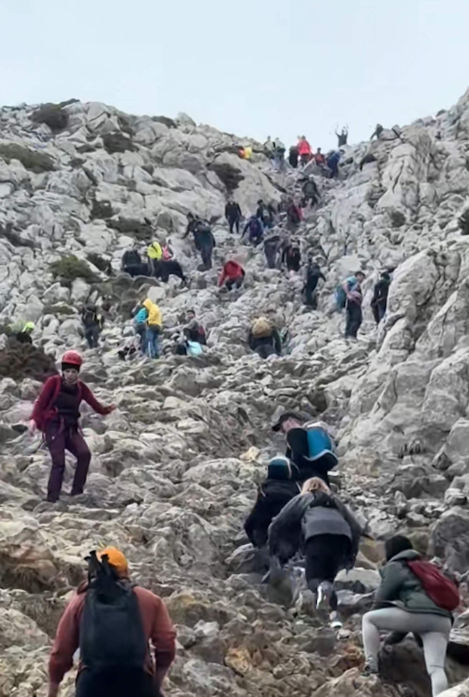 La masificación del Pedraforca el fin de semana deja alucinado a un alpinista: "Parece la Rambla"