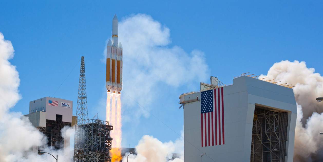 El coet Delta IV Heavy enlairant-se des de la base de llançament d'ULA El coet Delta IV Heavy enlairant-se des de la base de llançament d'ULA