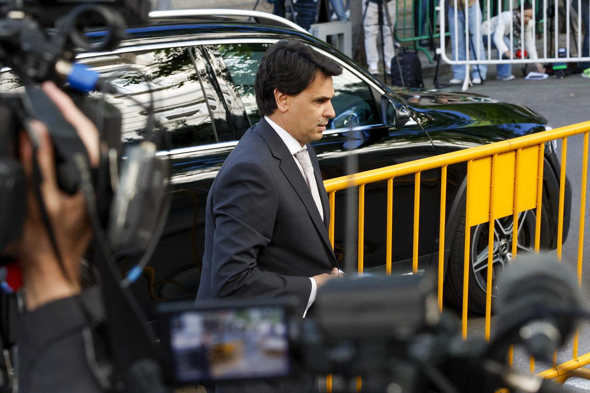 La parella d’Ayuso es desvincula del correu en el qual el seu advocat admetia dos delictes fiscals