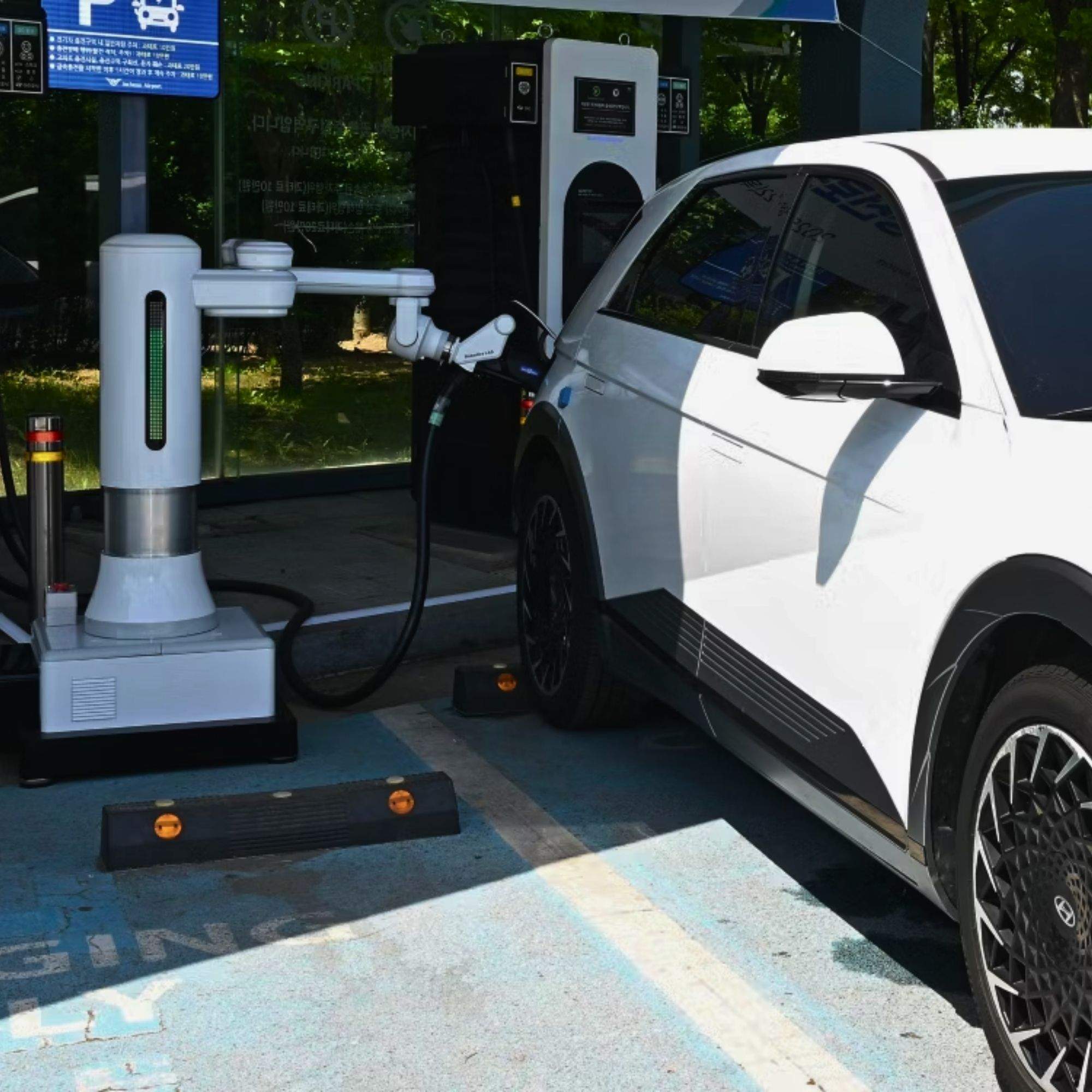Els robots impulsats per IA de Hyundai tenen una nova feina: carregar-te el cotxe a la "gasolinera"