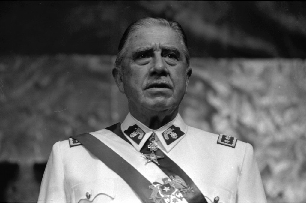 El Gobierno retirará la Gran Cruz al Mérito Militar a Pinochet