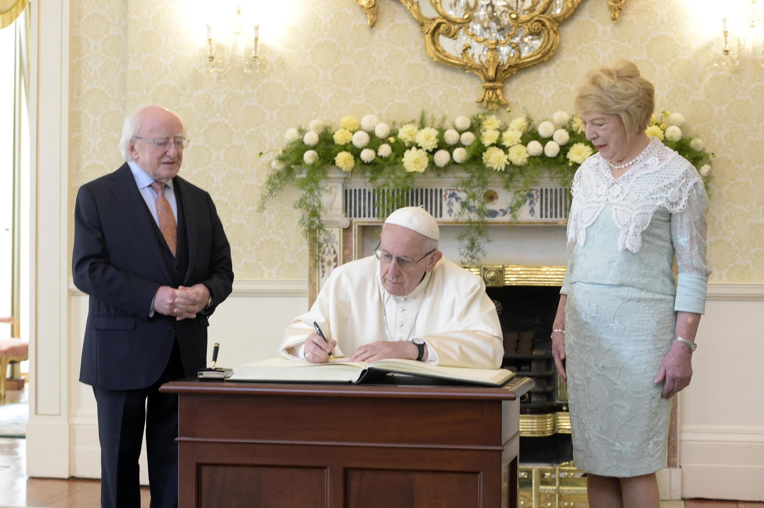 Dimiten los portavoces del papa, Greg Burke y la española García Ovejero