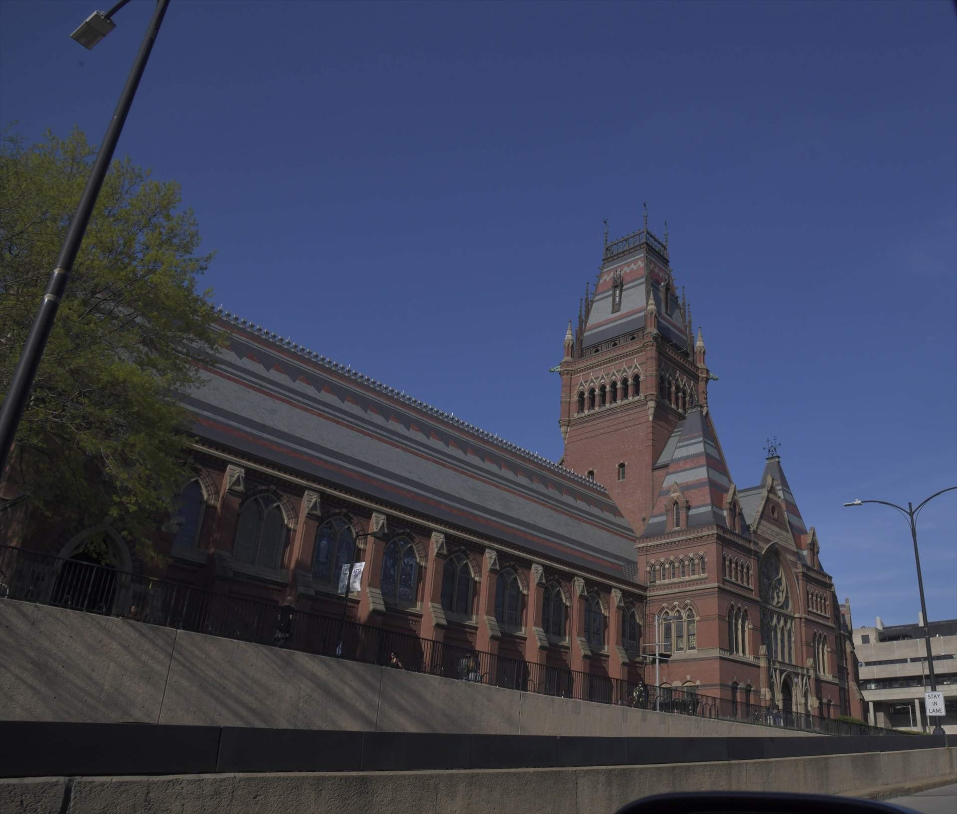 Una jutgessa bloqueja la prohibició de Trump de matricular estudiants estrangers a Harvard