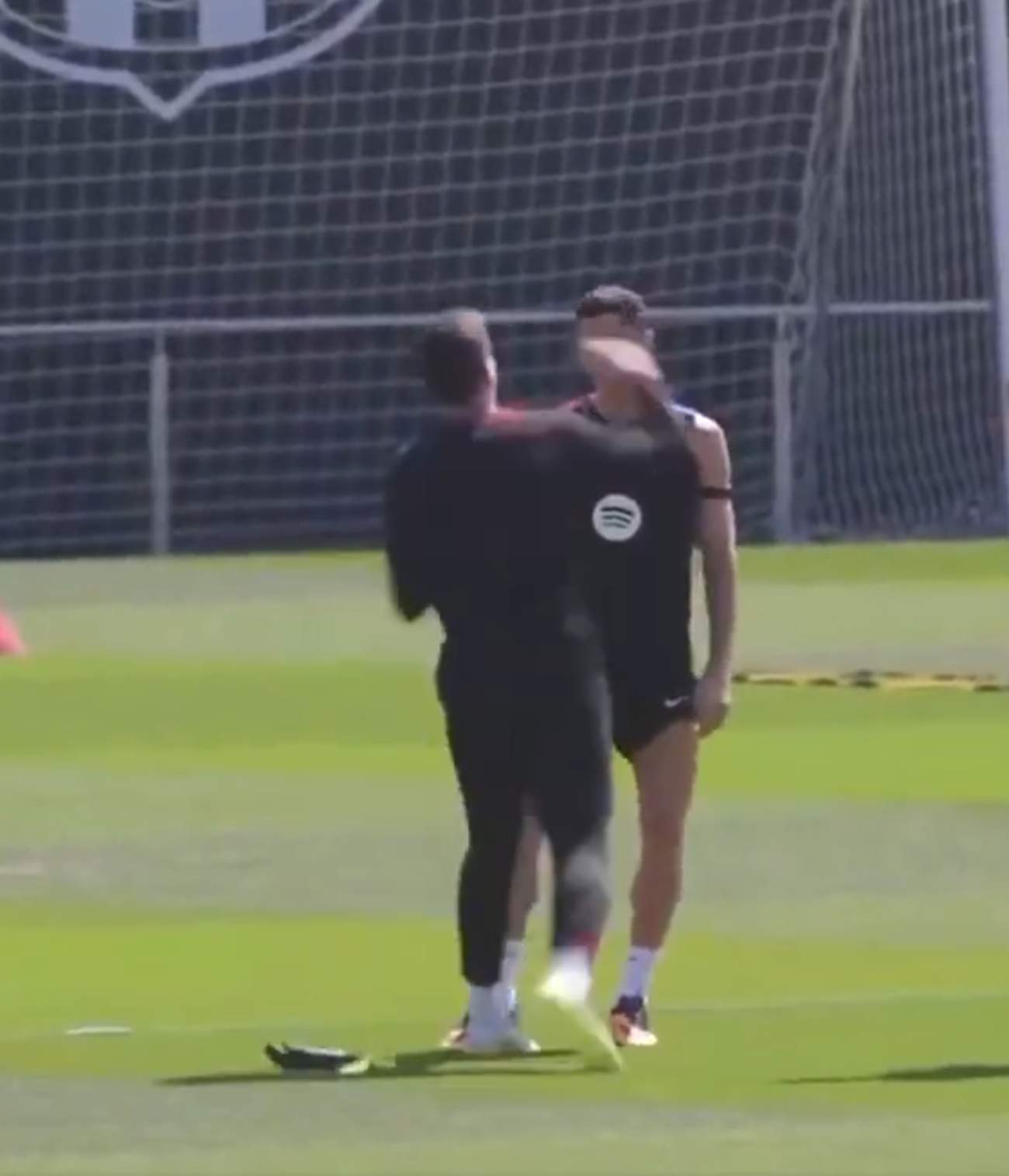 Szczesny i Lewandowski, 'a cops de puny' a l'entrenament del Barça
