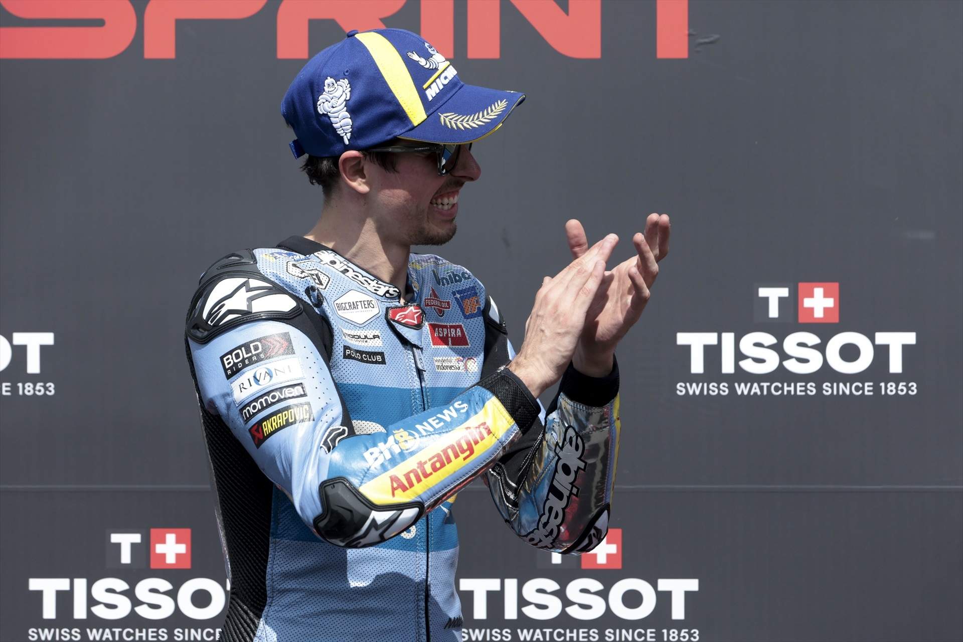 Àlex Márquez dona un cop de puny sobre la taula i guanya l'esprint del Gran Premi de la Gran Bretanya