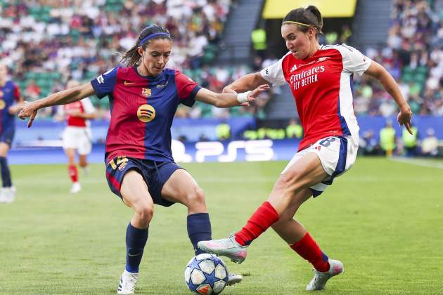Aitana Bonmatí i Mariona Caldentey disputen una pilota a la final de la Champions League femenina / Foto: EFE Aitana Bonmatí i Mariona Caldentey disputen una pilota a la final de la Champions League femenina / Foto: EFE