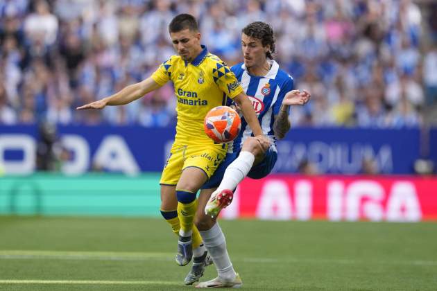 Disputa de pelota entre el Espanyol y el Las Palmas / Foto: EFE Disputa de pelota entre el Espanyol y el Las Palmas / Foto: EFE